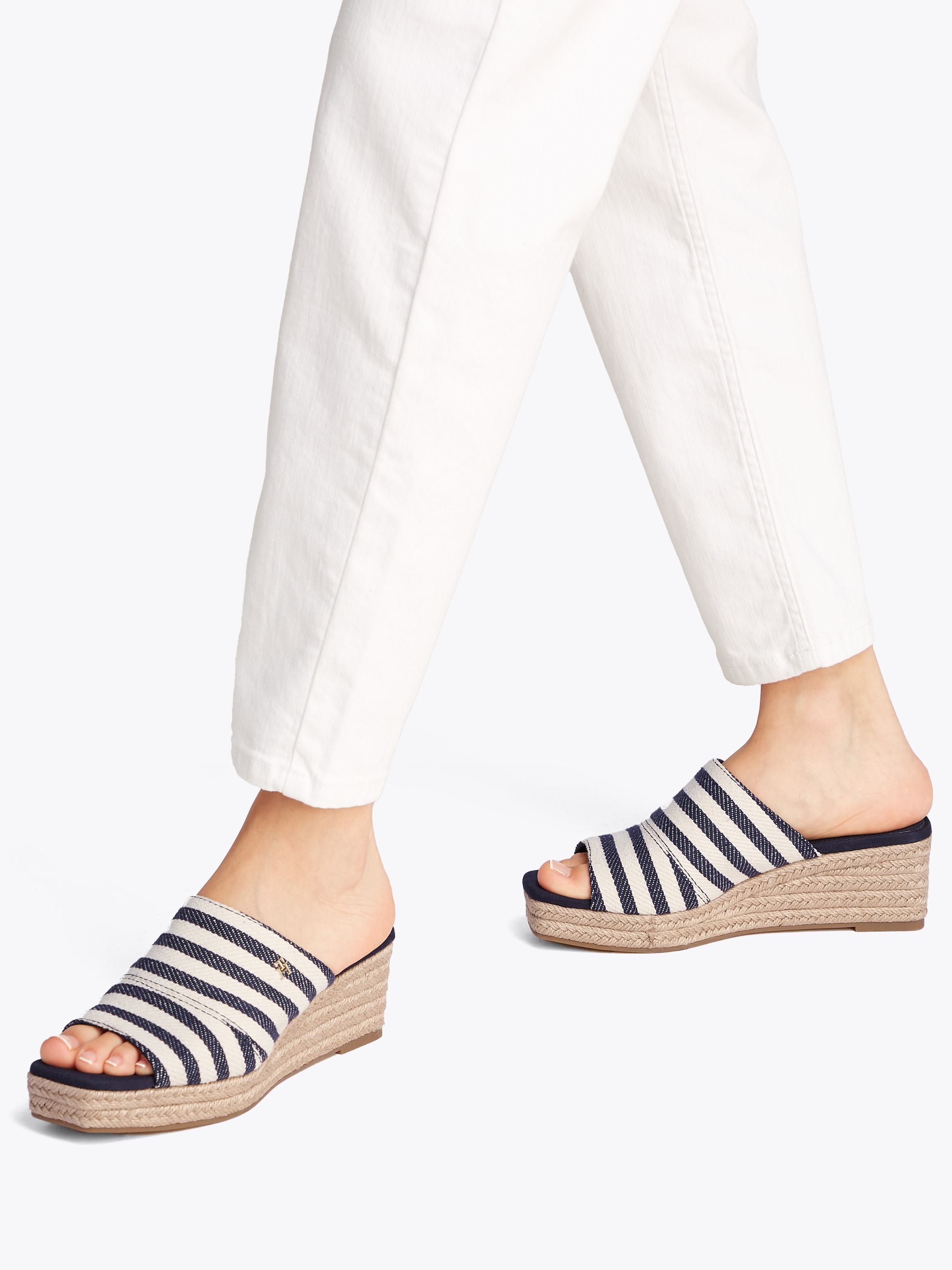 Tommy Hilfiger Pantolette »NAUTICAL STRIPES ESPADRILLE MULE«, Keilabsatz, Sommerschuh im modischen Streifen-Look