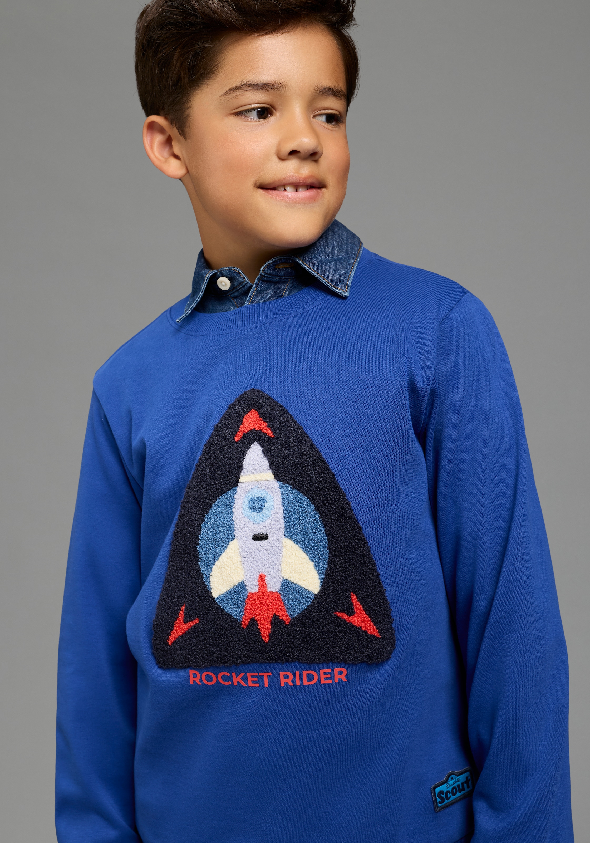 Scout Langarmshirt »Shirt mit Frottee-Applikation: Rocket Rider - NEU von SCOUT« Basic-Passform, mit Rundhalsausschnitt, mit Aufnäher und Badge
