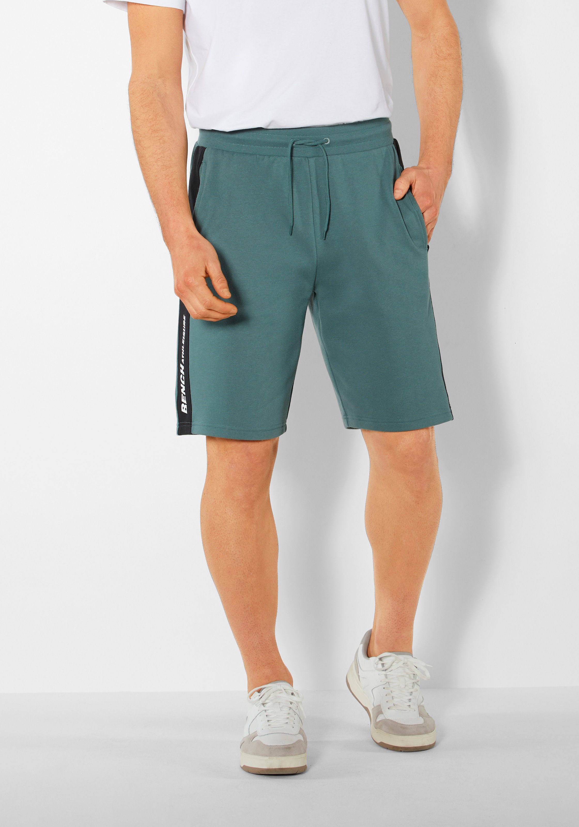 Bild von Bench. Loungewear Sweatshorts, mit seitlichem Einsatz