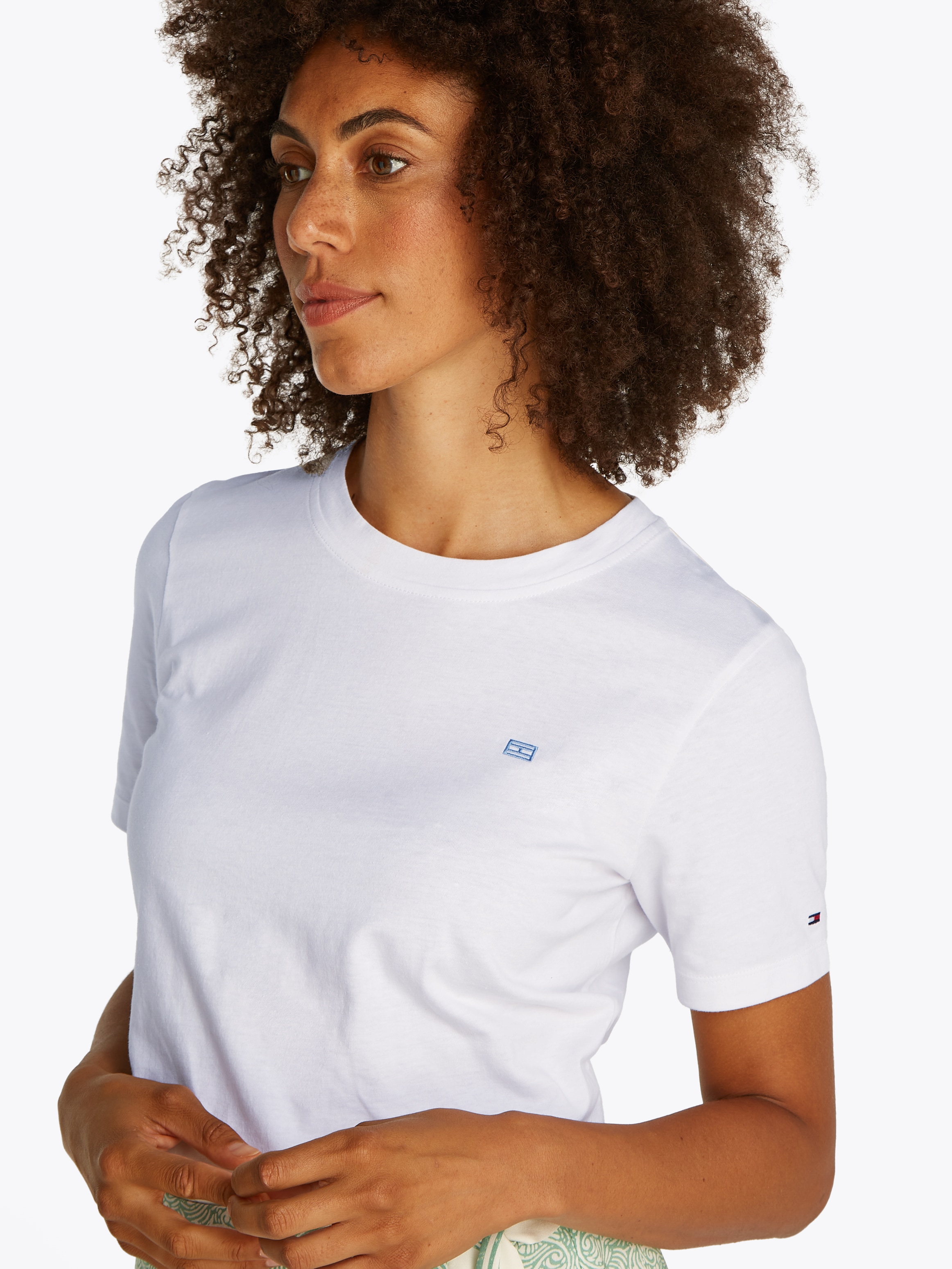 Tommy Hilfiger T-Shirt »REG CONTRAST FLAG SS TEE«, mit Logostickerei
