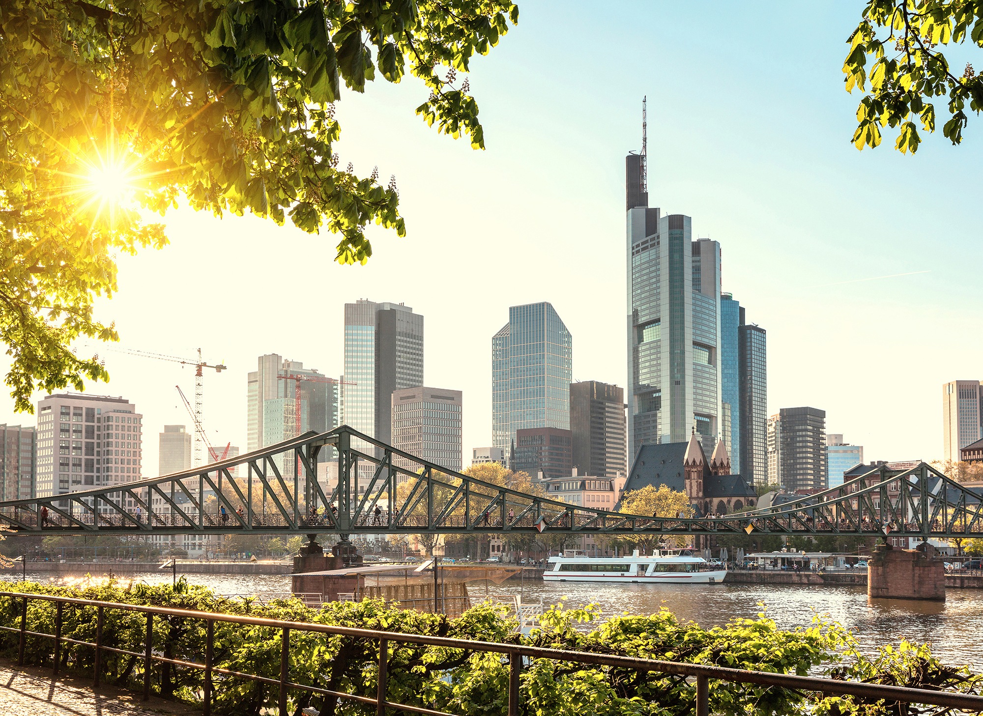 Fototapete Frankfurt Skyline Brücke Blau Braun Graun 3,50 m x 2,55 m FSC® günstig online kaufen