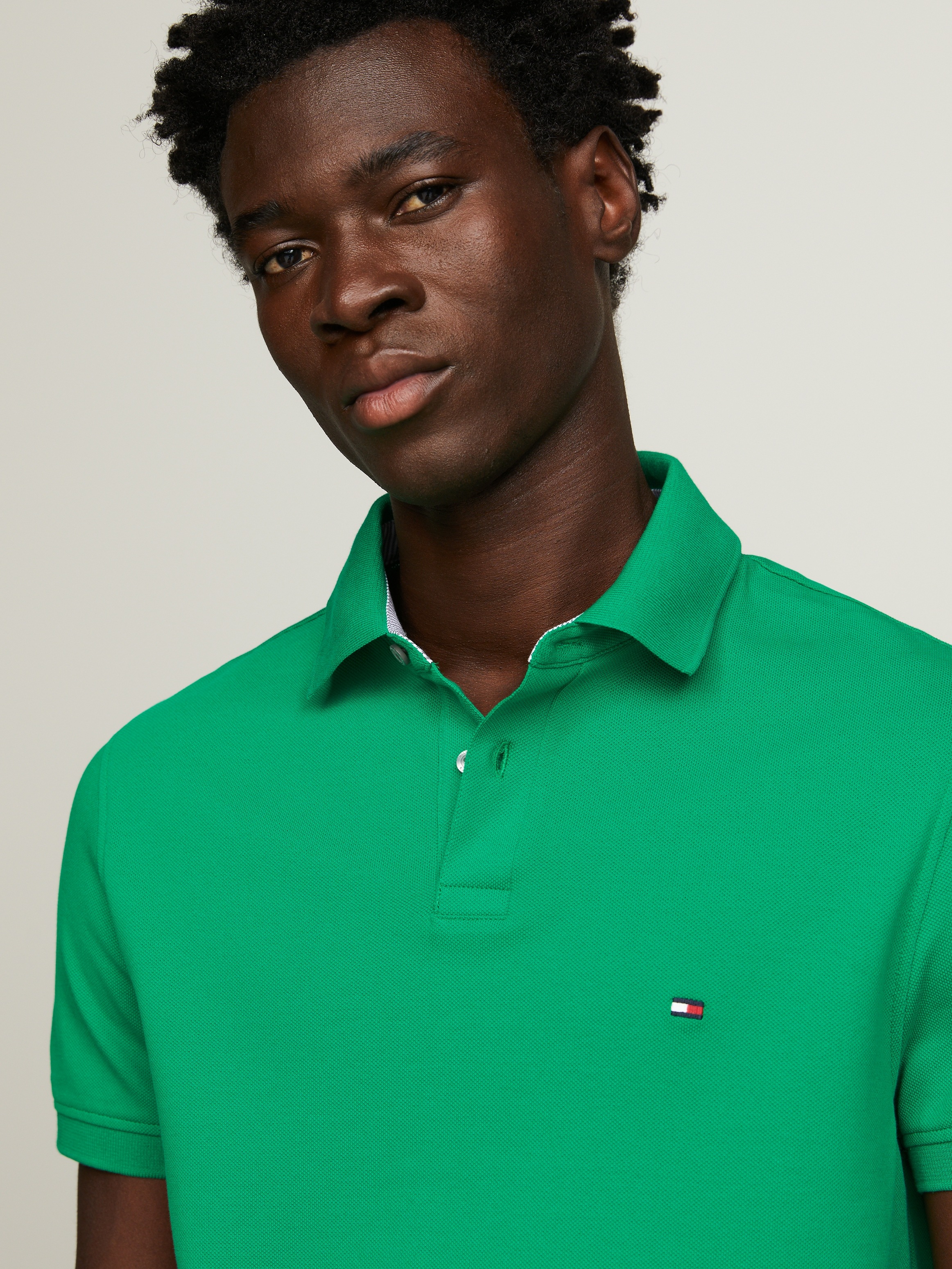Tommy Hilfiger Poloshirt »1985 REGULAR POLO mit Kontraststreifen und Knopfleiste«, unifarben, sportlich, regular fit, Baumwollmix, Polokragen