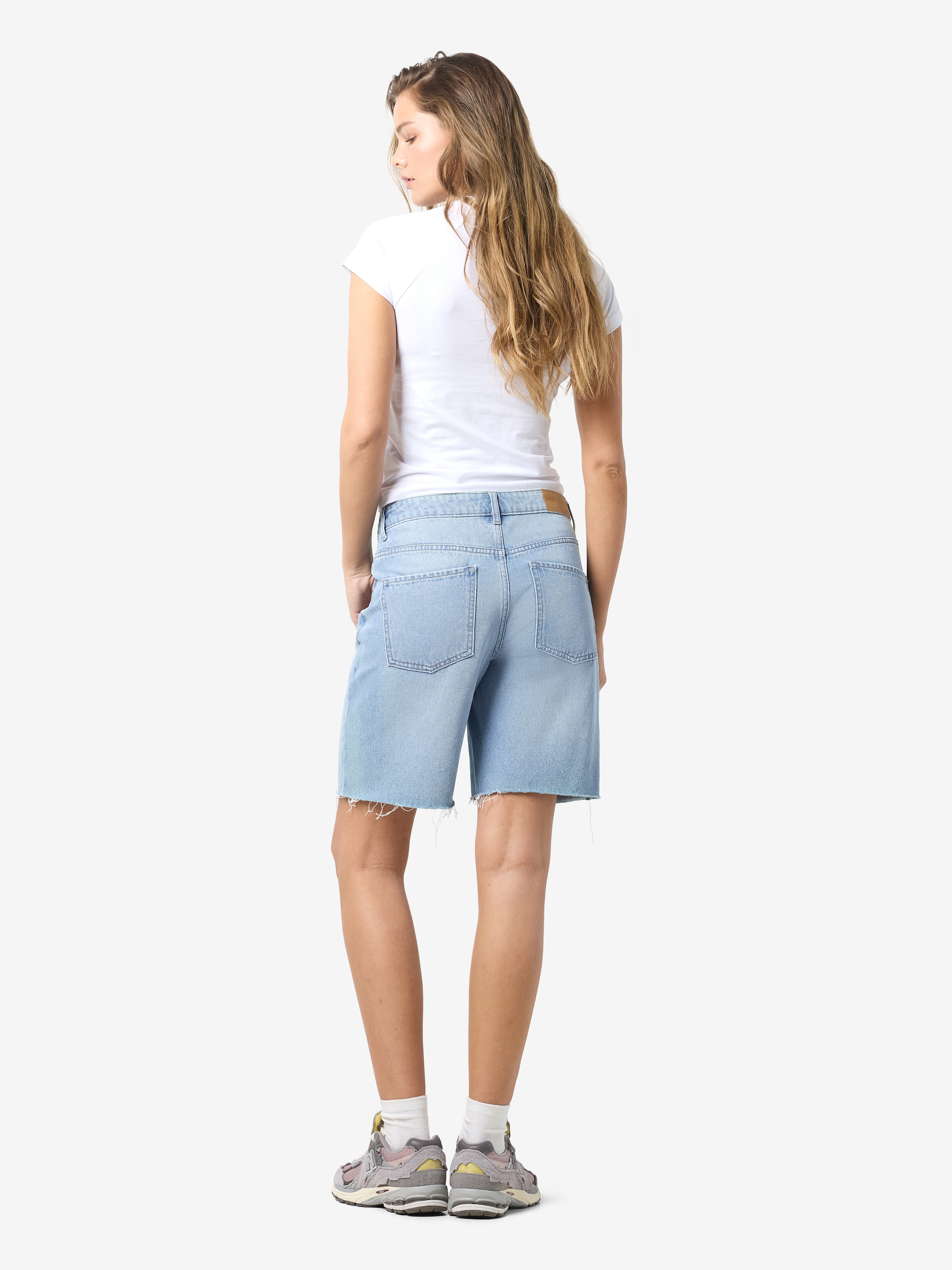 Noisy may Jeansshorts »NMHOLLA NW LOOSE SHORT AZ425LB NOOS«, modisch offene Säume