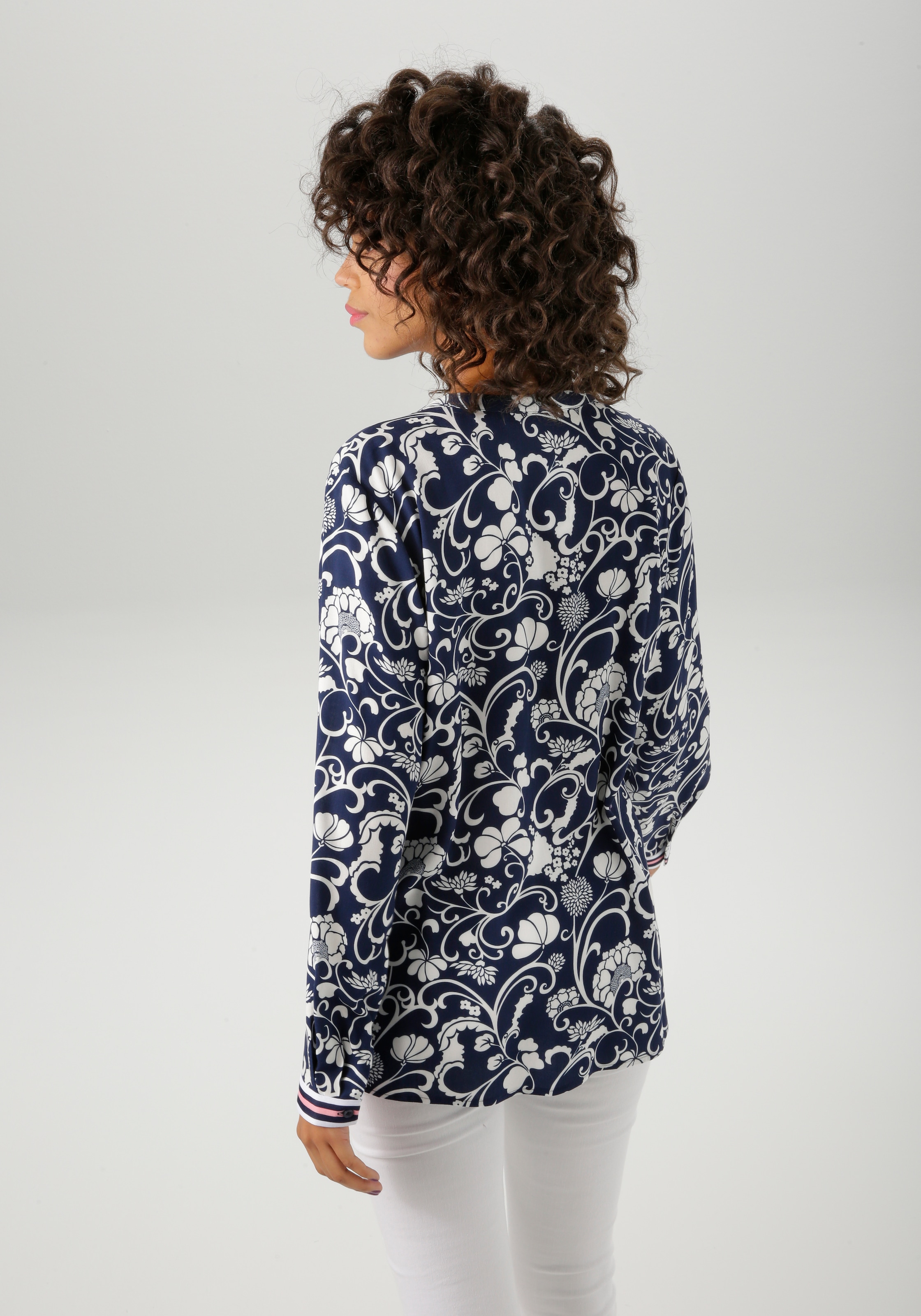 Aniston CASUAL Schlupfbluse, mit fantasievollem, grafischen Blumendruck - NEUE KOLLEKTION