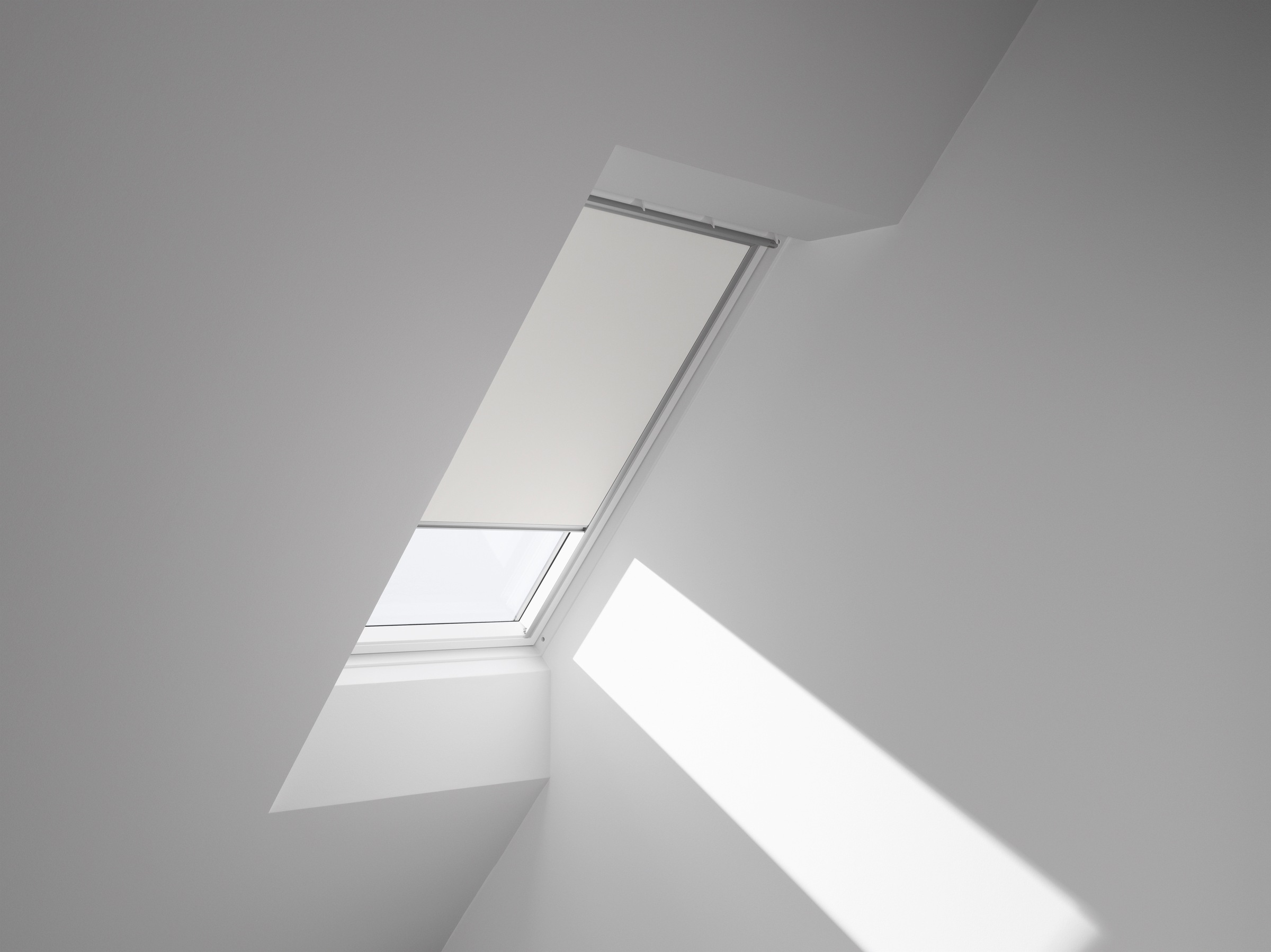 VELUX Verdunklungsrollo »DKL MK06 1025S«, verdunkelnd, Verdunkelung, ohne Bohren, in Führungsschienen, alufarbene Führungsschienen & Griffleiste