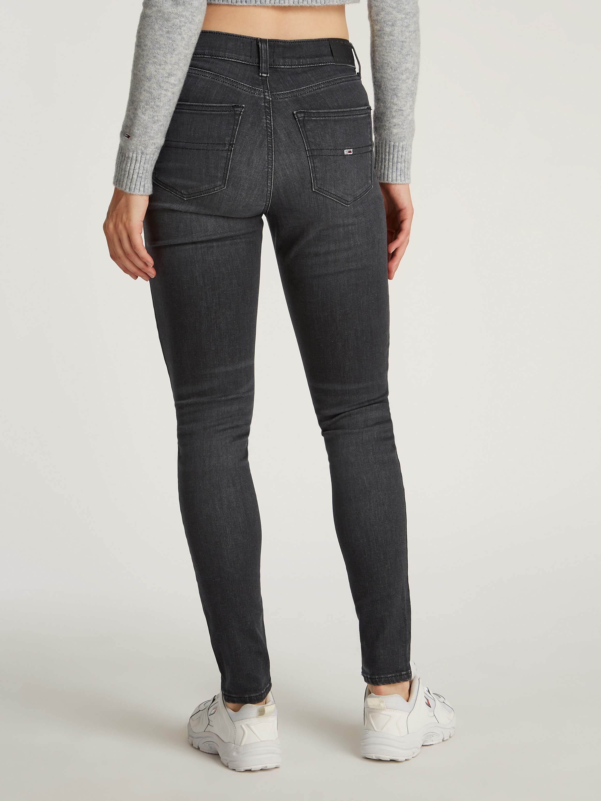 Tommy Jeans Skinny-fit-Jeans »NORA MR SKNY AH1280«, mit Logo-Badge