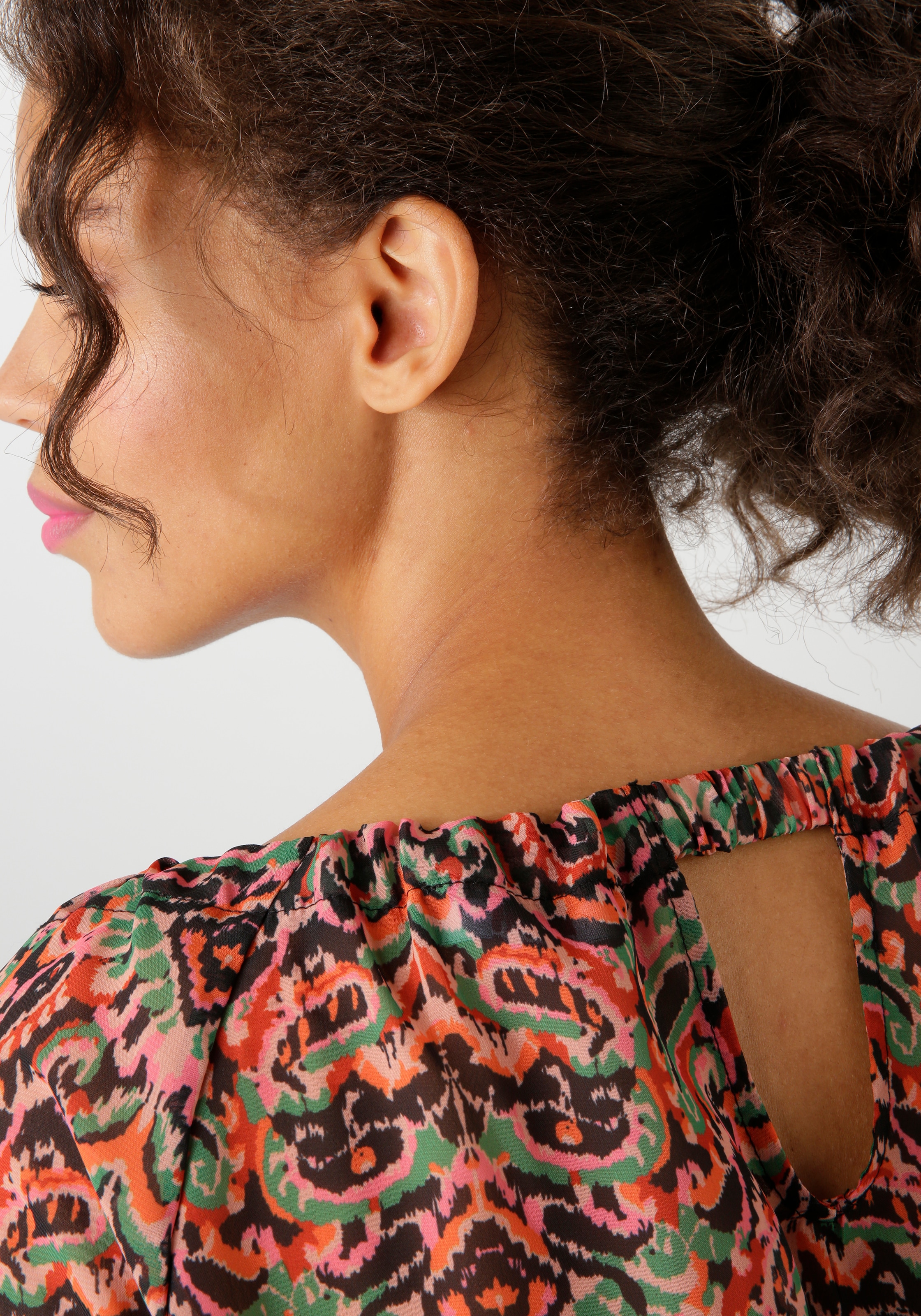 Aniston CASUAL Schlupfbluse mit raffiniertem Cut-Out im Rücken