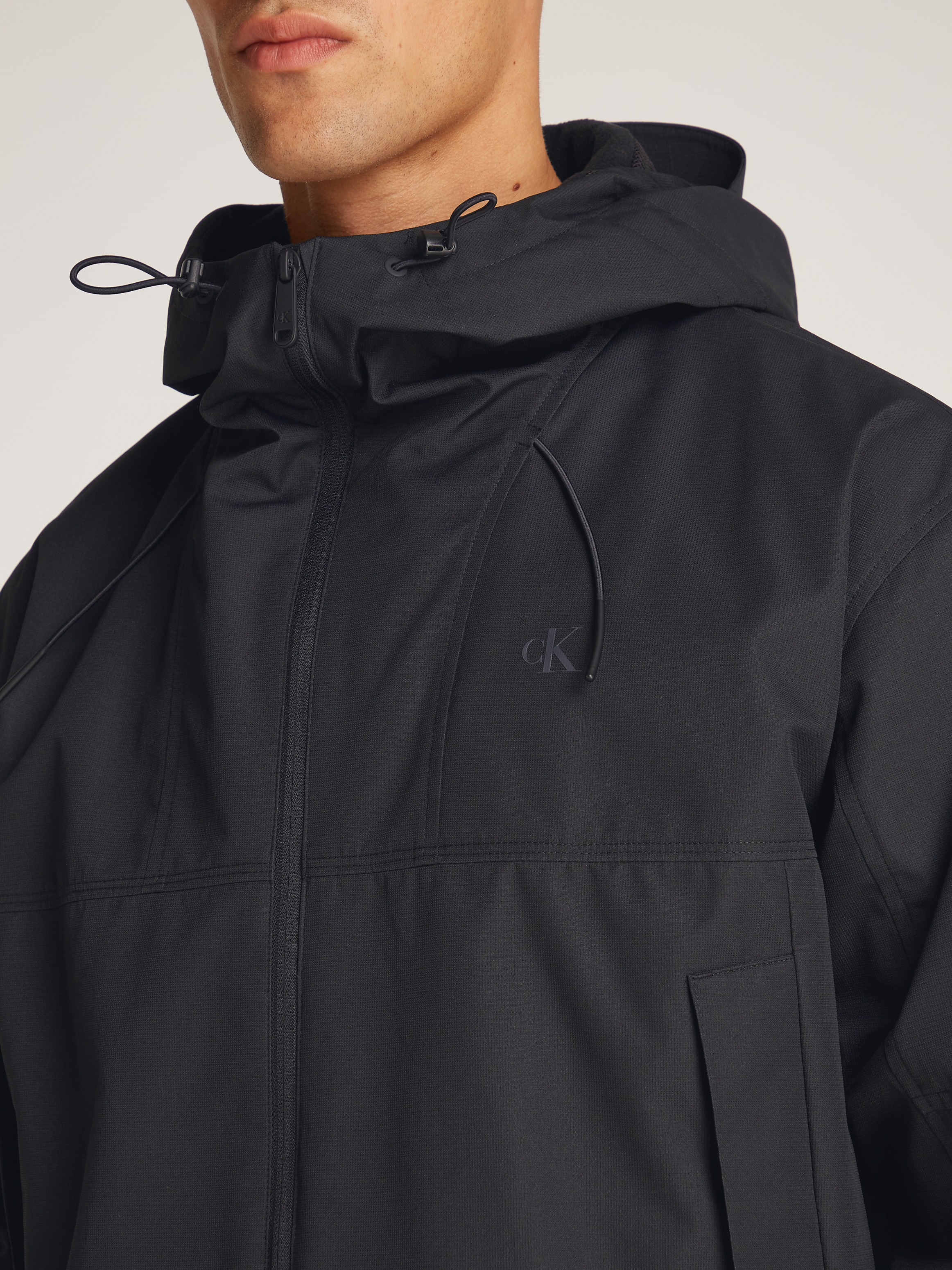 Calvin Klein Jeans Allwetterjacke »TECHNICAL JACKET«, mit Kapuze, Logodruck, Eingriffstaschen