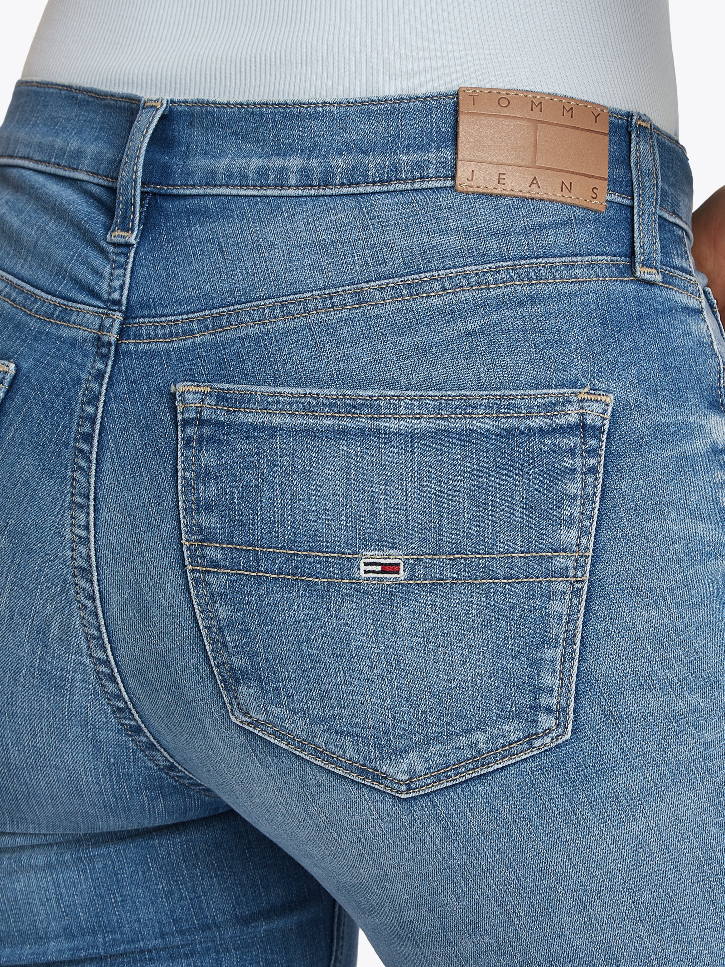 Tommy Jeans Skinny-fit-Jeans »NORA MR SKNY AH1280«, mit Logo-Badge