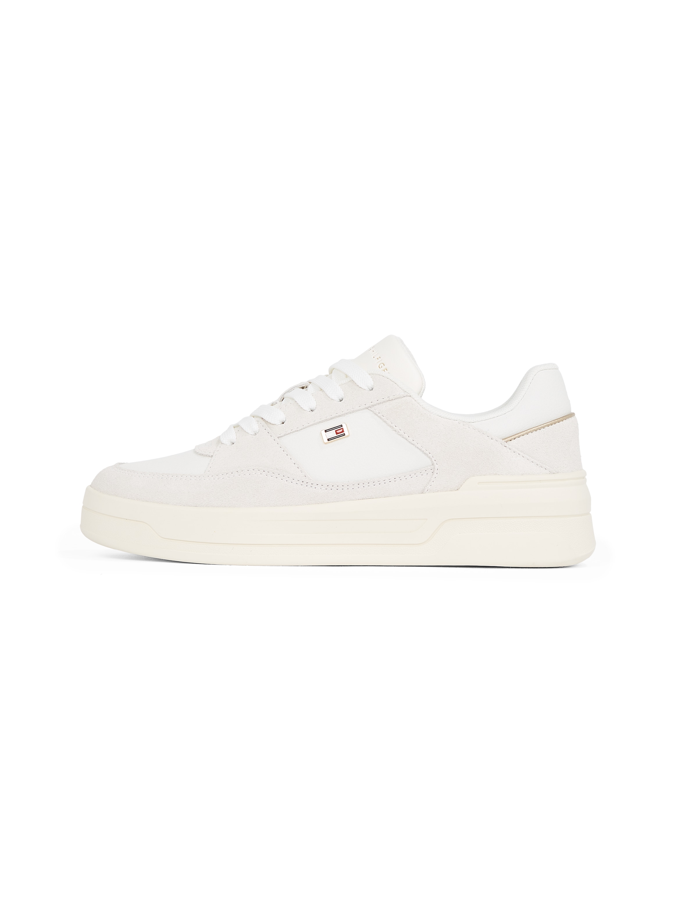 Tommy Hilfiger Plateausneaker »ESSENTIAL BASKET SNEAKER«, Freizeitschuh, Halbschuh, Schnürer mit Logoflaggen-Emblem