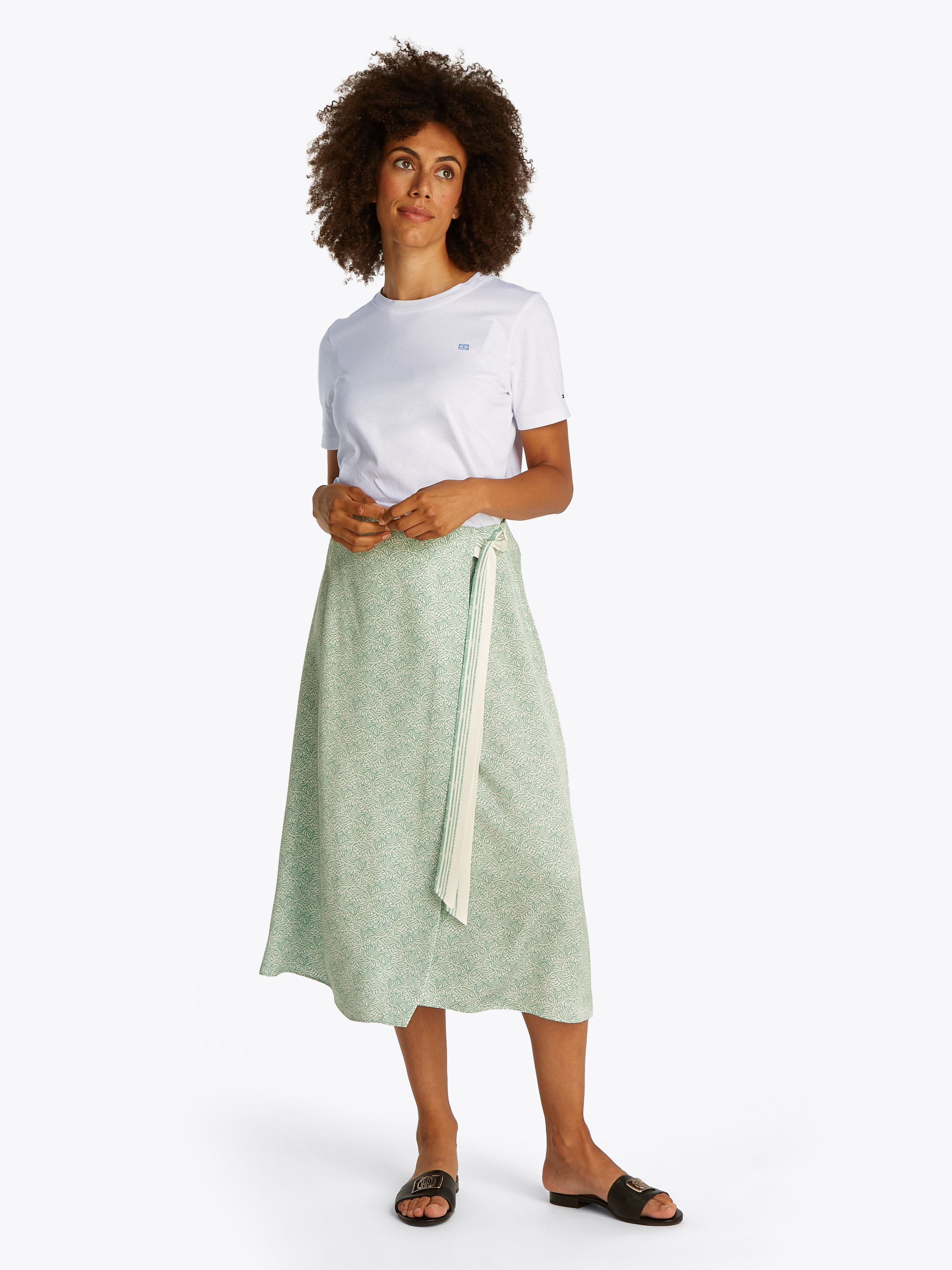 Tommy Hilfiger T-Shirt »REG CONTRAST FLAG SS TEE«, mit Logostickerei
