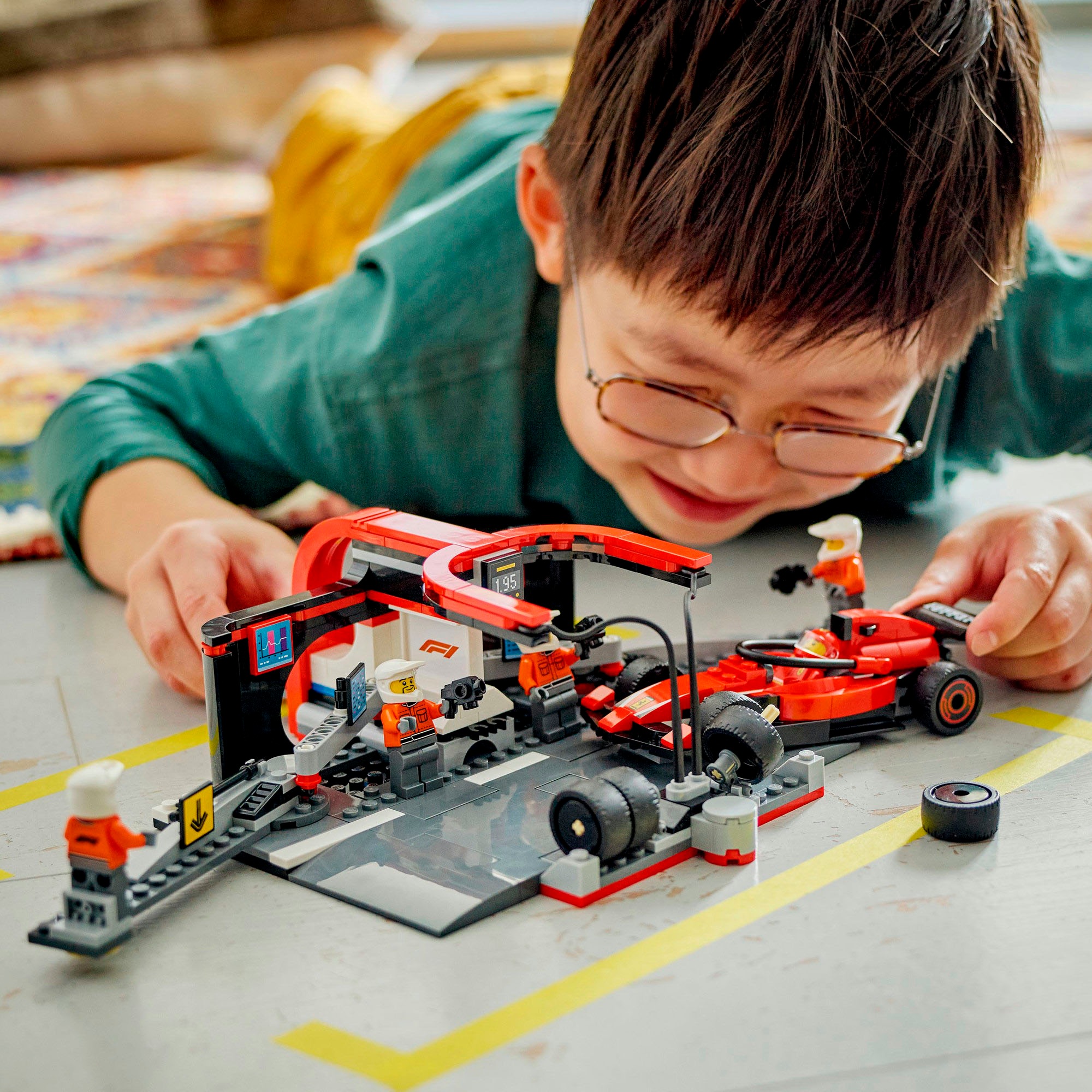 LEGO® Konstruktionsspielsteine »F1® Boxenstopp mit Boxencrew und Ferrari Flitzer (60443), LEGO City«, (322 St.), LEGO City; Made in Europe