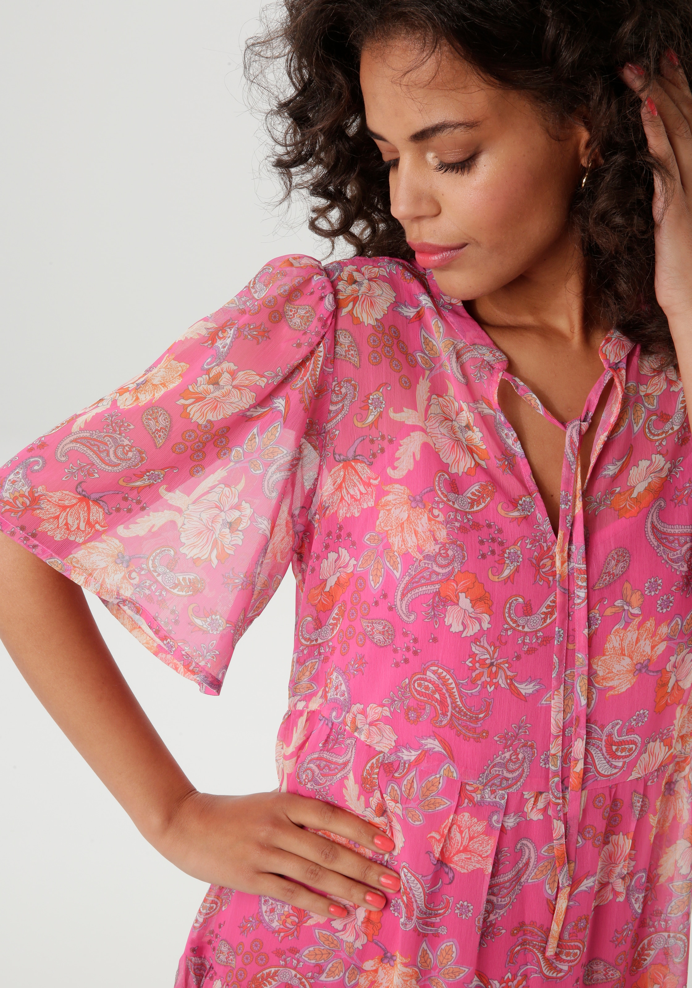 Aniston CASUAL Sommerkleid, mit fantasievollem Blumen- und Paisley-Druck