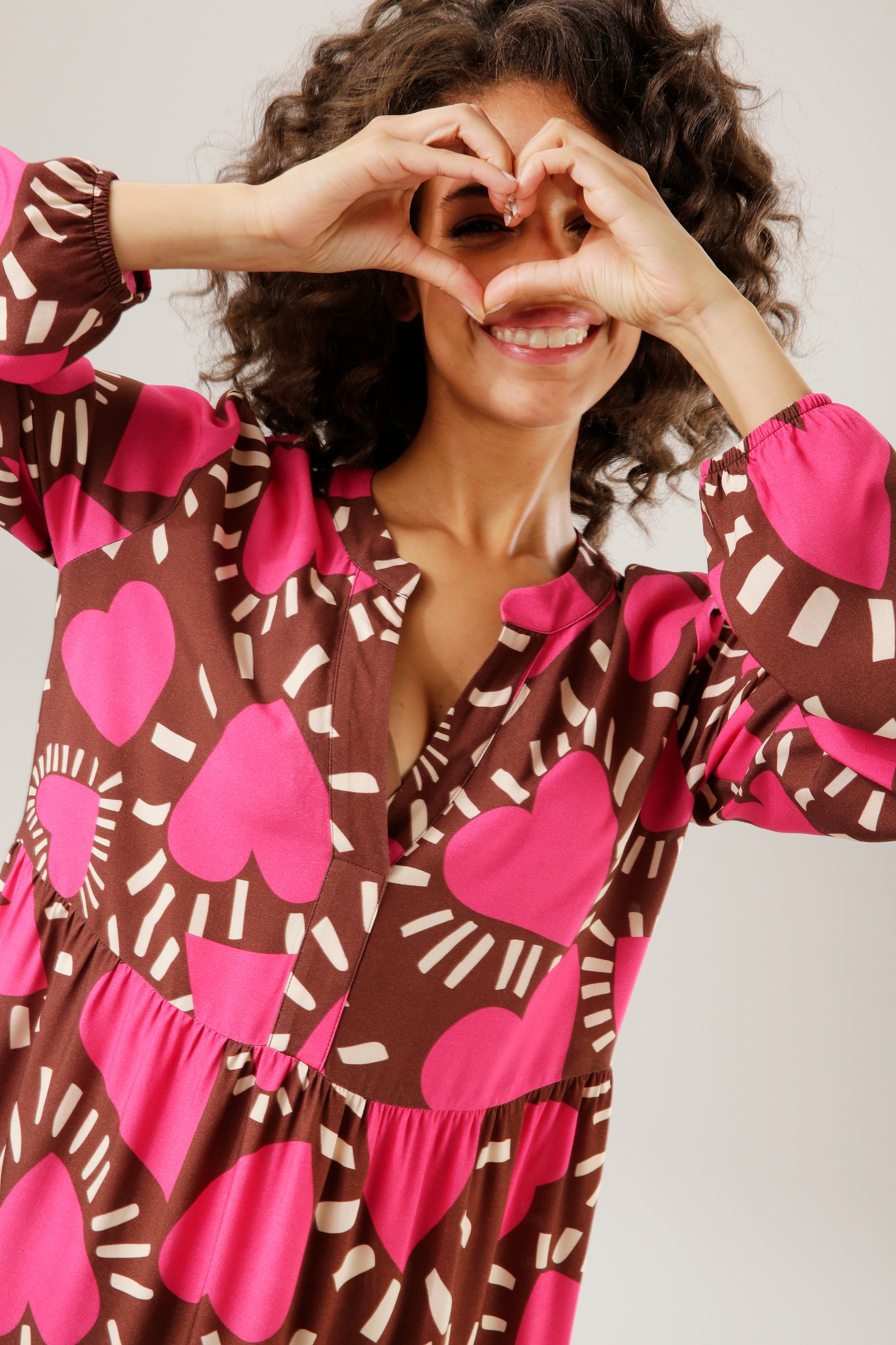 ein Unikat Herzen-Druck Aniston Teil Blusenkleid, bestellen extravaganter CASUAL online jedes -