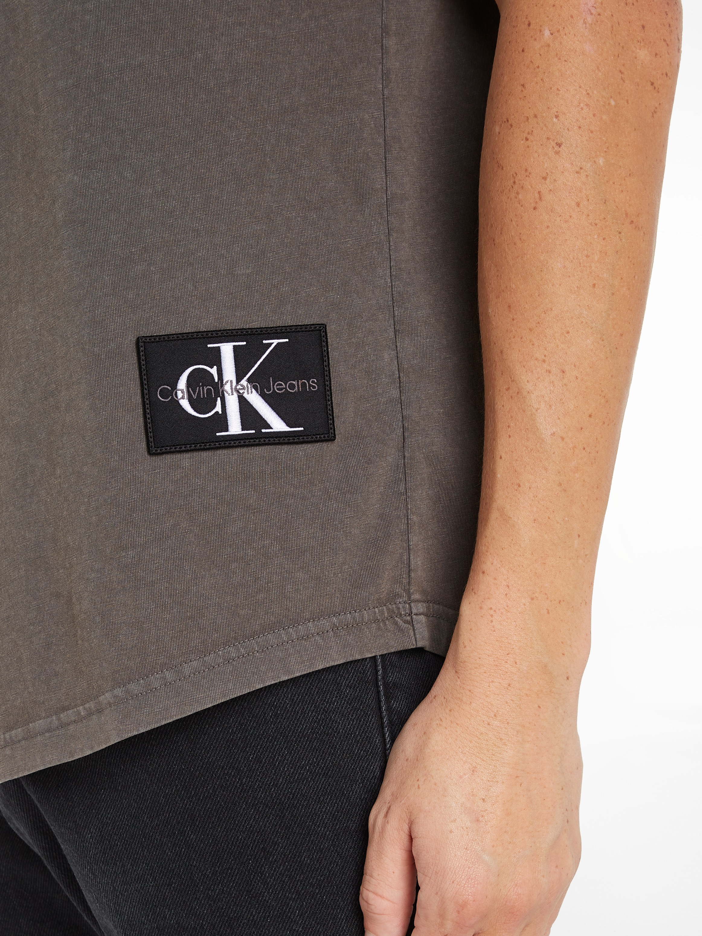Calvin Klein Jeans T-Shirt »WASHED MONOLOGO BADGE TEE«, mit Logopatch