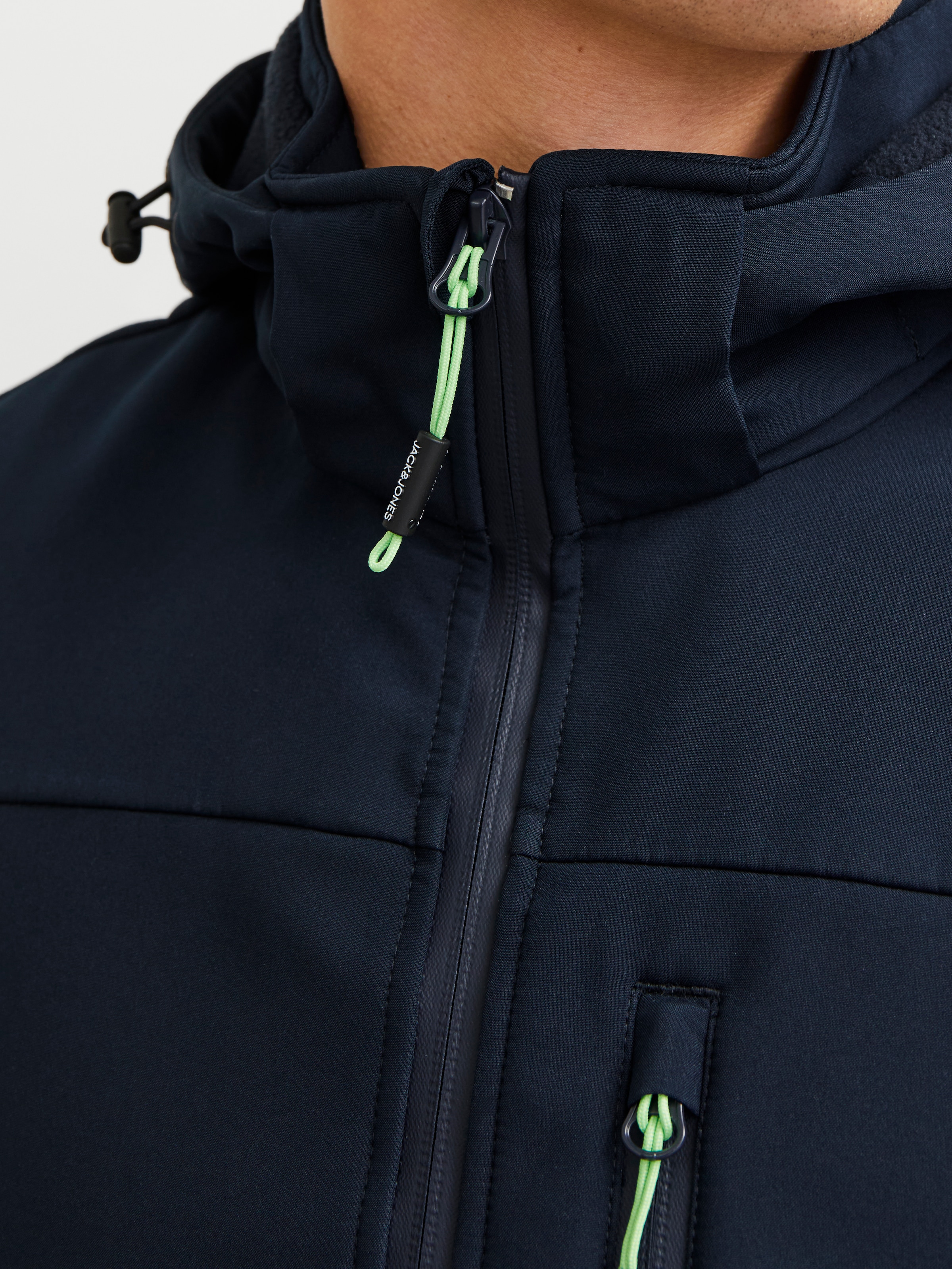 Jack & Jones Softshelljacke »JJTHEO SOFTSHELL JACKET«, mit Kapuze