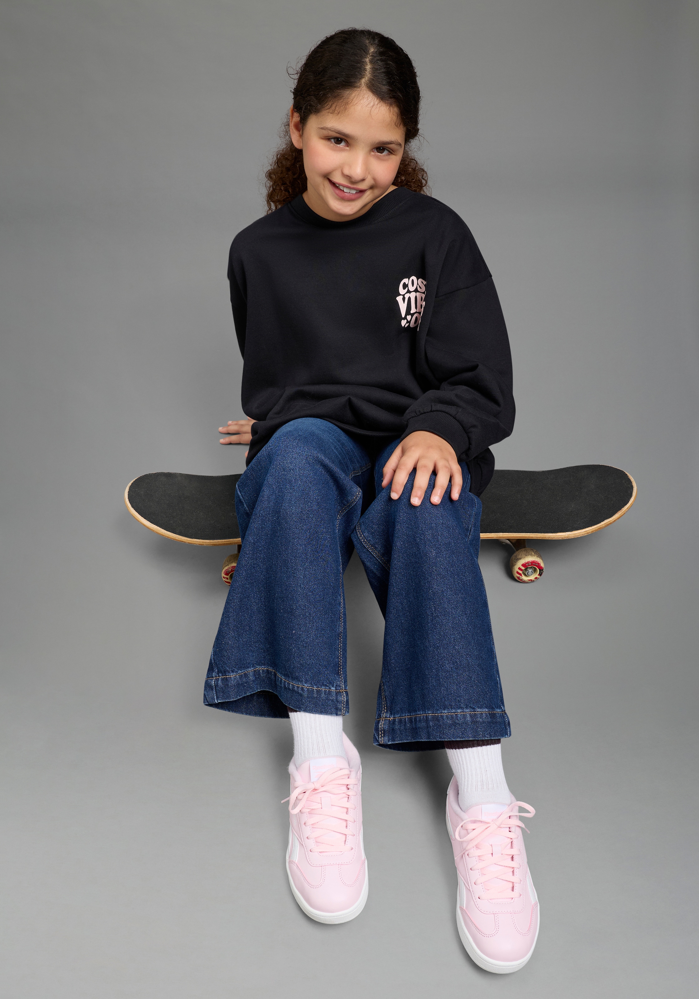 KIDSWORLD Sweatshirt »Rückenprint Sweatshirt in lockerer Form«, Weites Sweatshirt mir Front- und Rückendruck in bequemer Form

