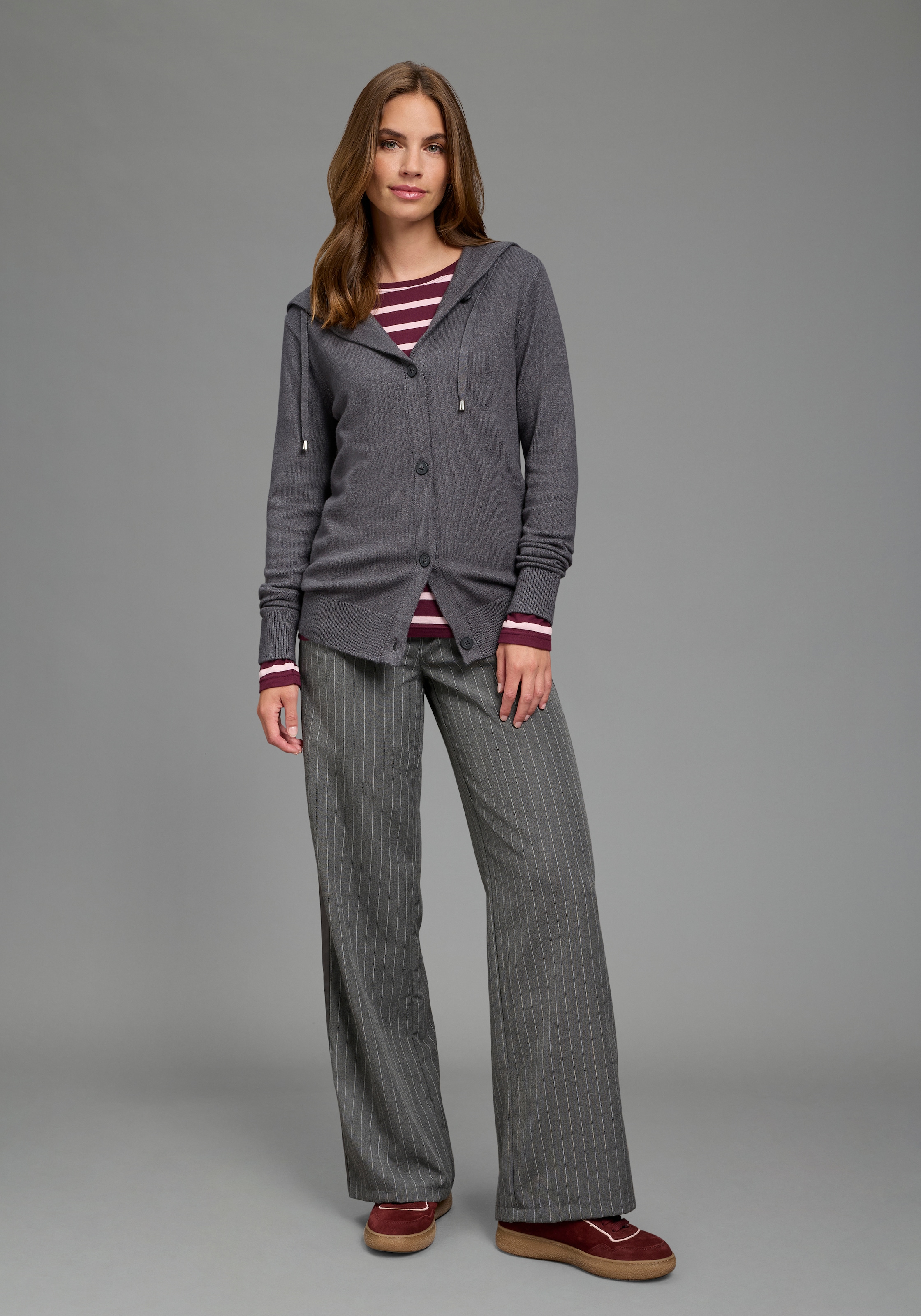 Flashlights Kapuzenstrickjacke »mit Kapuze und Kordelzug, lässig geschnitten« aus weicher Viskosemischung mit Knopfleiste