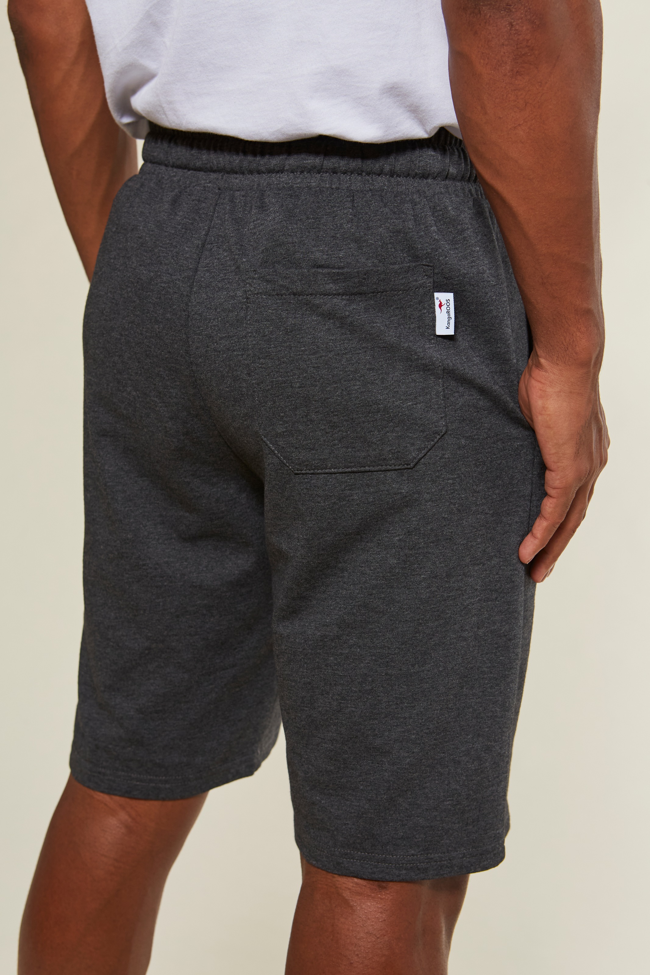 KangaROOS Sweatshorts, seitliche Taschen, kontrast Bänder