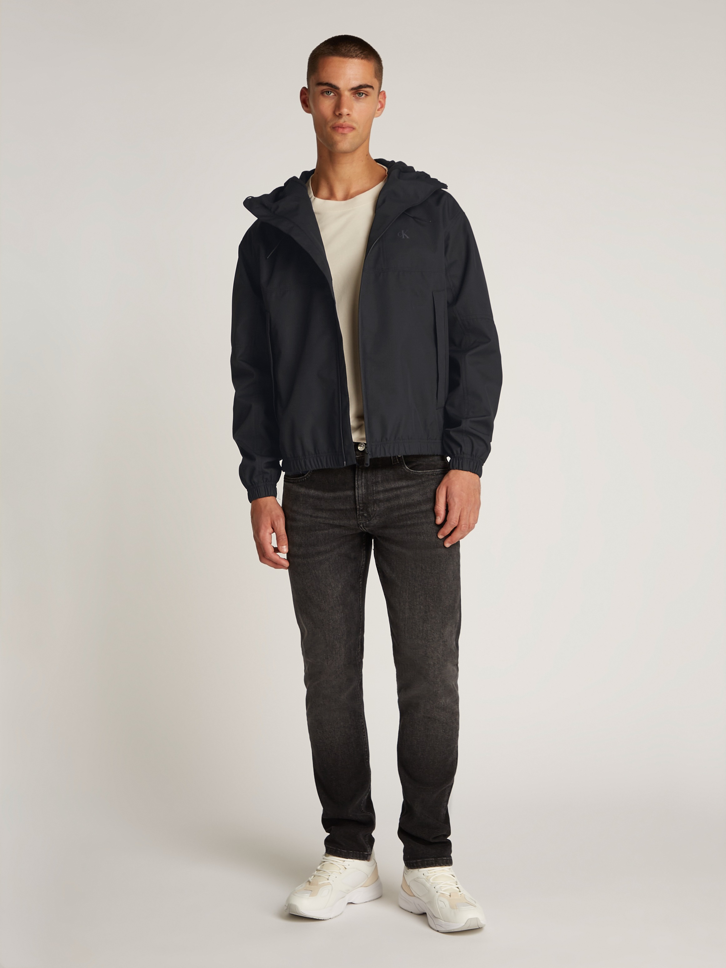 Calvin Klein Jeans Allwetterjacke »TECHNICAL JACKET«, mit Kapuze, Logodruck, Eingriffstaschen