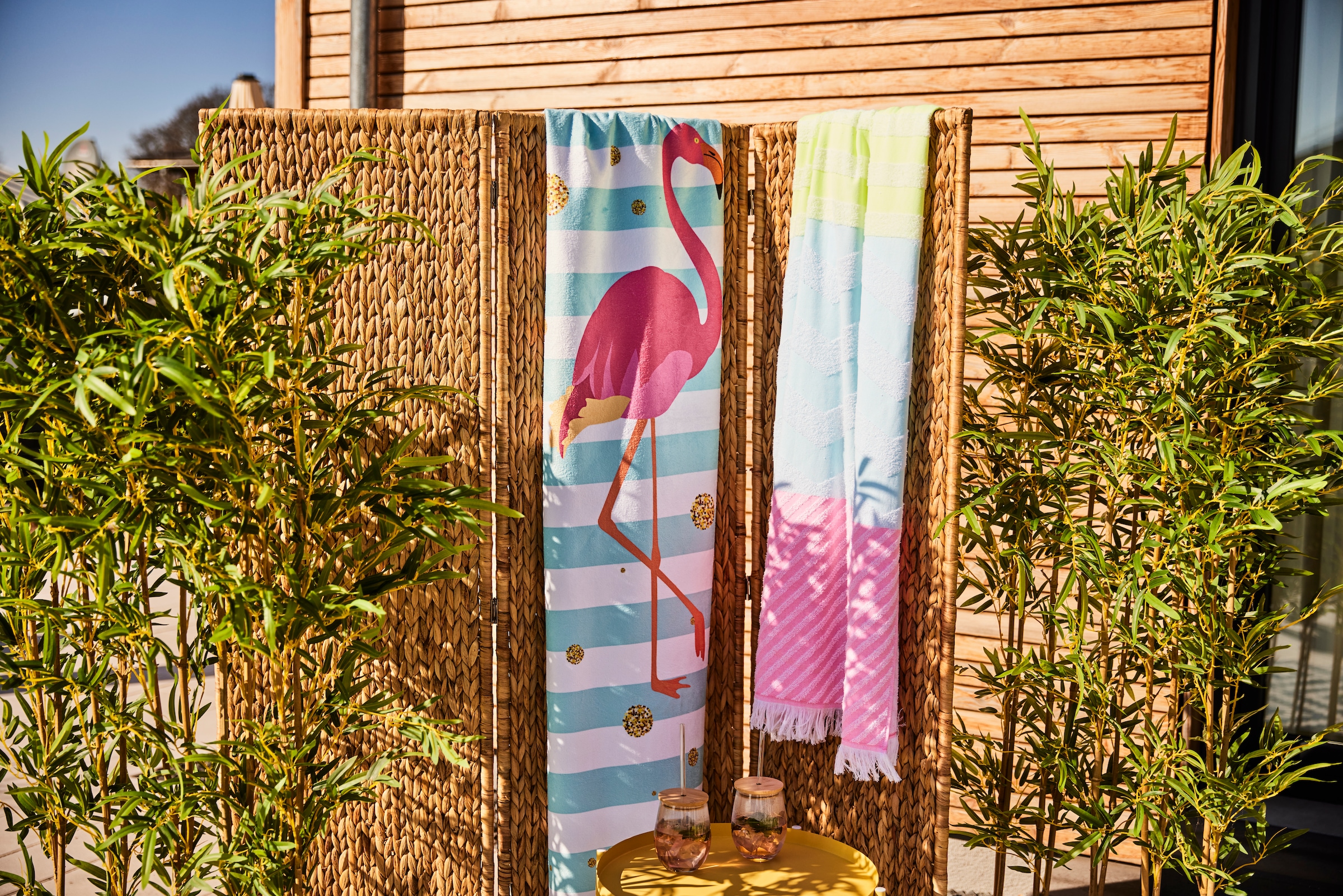 done.® Strandtuch »Flamingo«, (1 St., Strandtuch 90 x 180 cm), gestreift & Motiv, mit Reisverschluss-Tasche für Wertgegenstände
