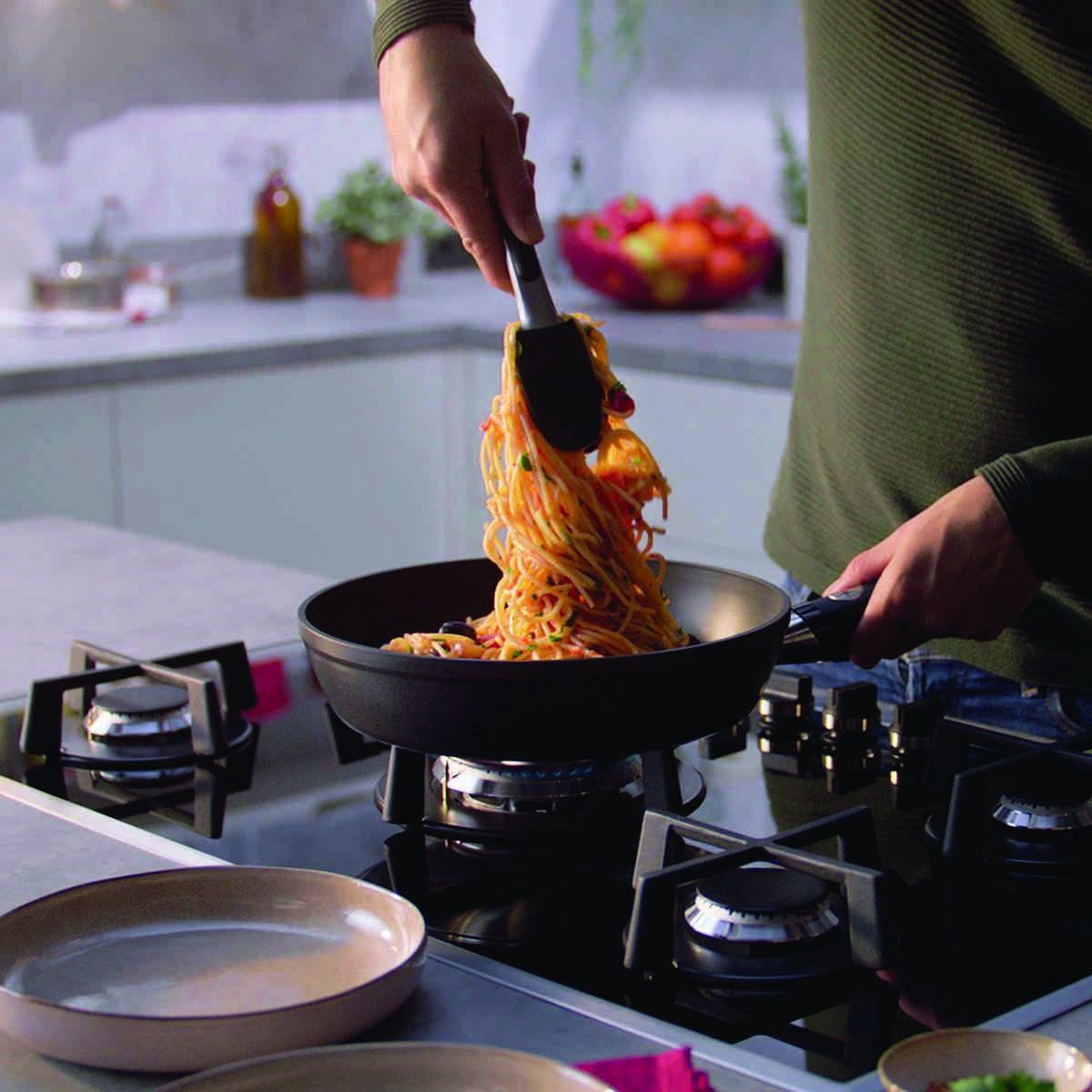 Fissler Bratpfanne »Levital® + Comfort«, Aluminium, (1 tlg.), speziell für gesundes, fettarmes Braten.
