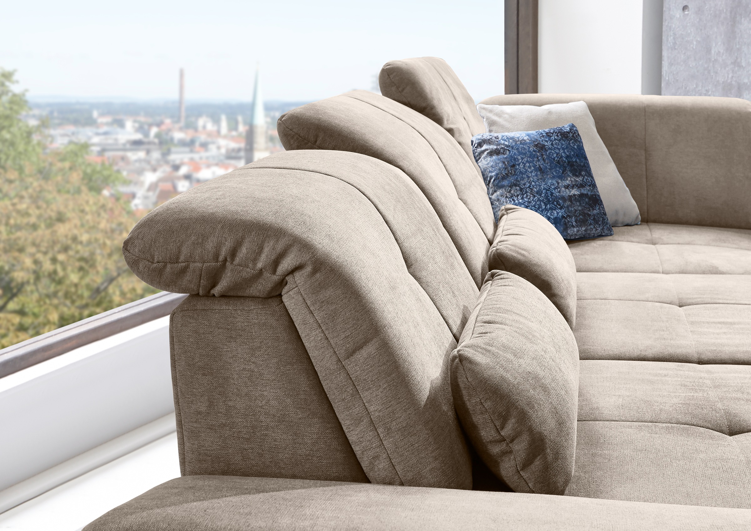 Die PlanBar Ecksofa »MP-IN16037 L-Form mit Federkern-Polsterung«, mit Sitztiefenverstellung & Zierkissen