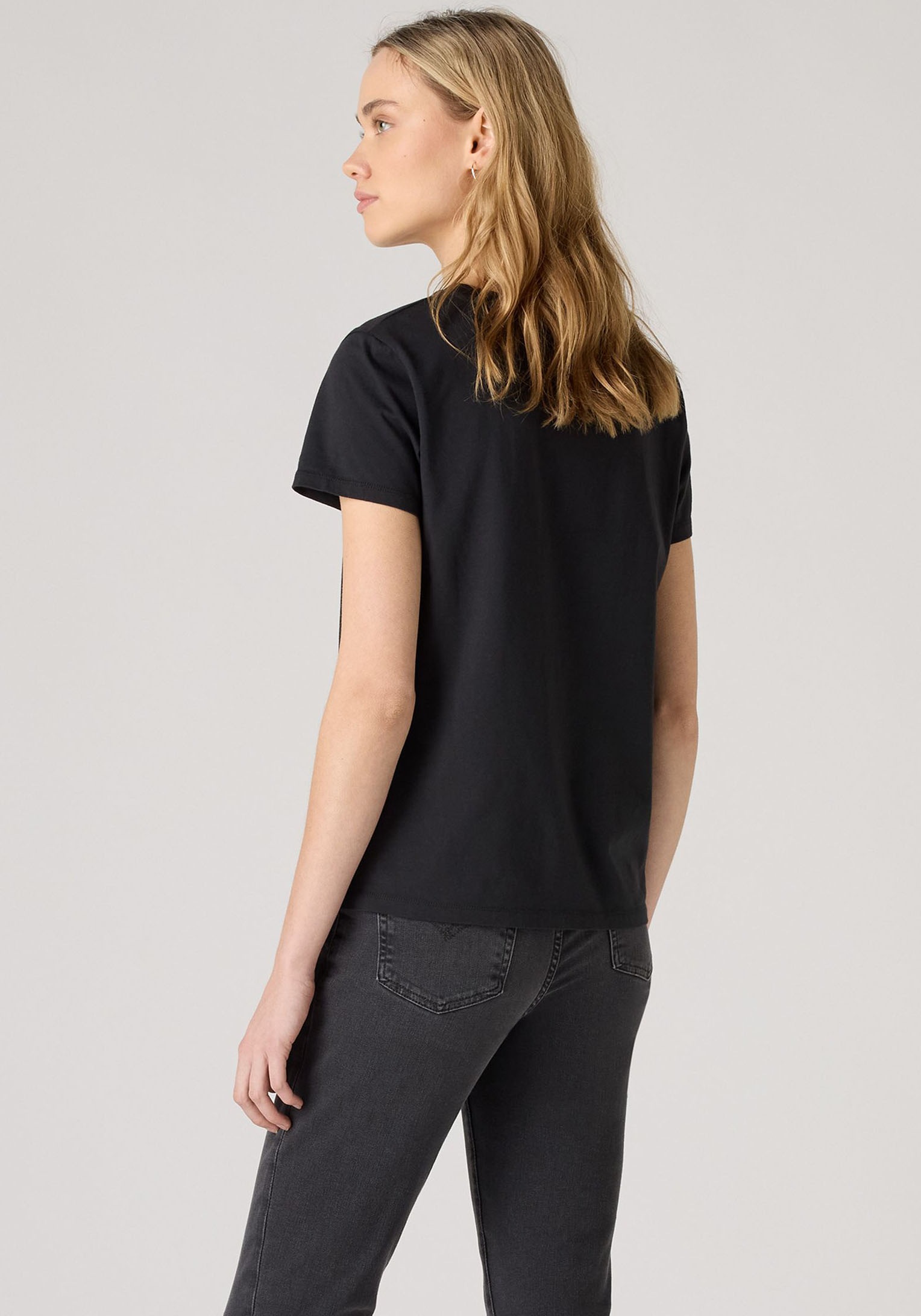 Levi's® Rundhalsshirt »THE PERFECT TEE« mit Logo im Metallic-Holo Print