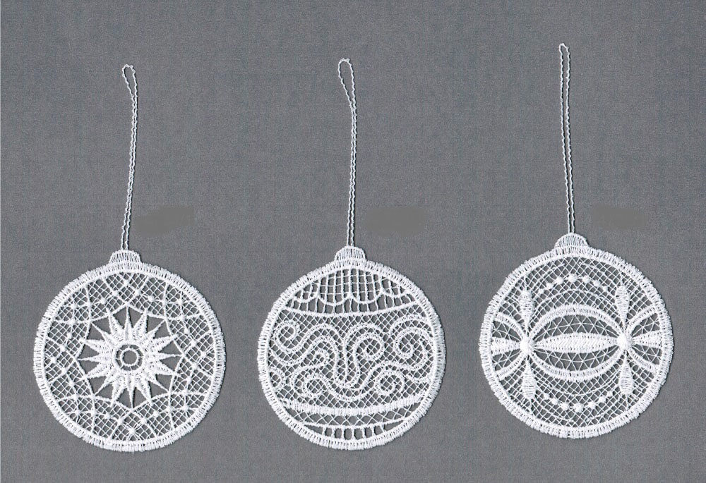 Stickereien Plauen Dekohänger »Weihnachtskugeln«, (Set 6 Stück gemischt (je Motiv 2 Stück), Baumbehang "Weihnachtskugeln", bestickt