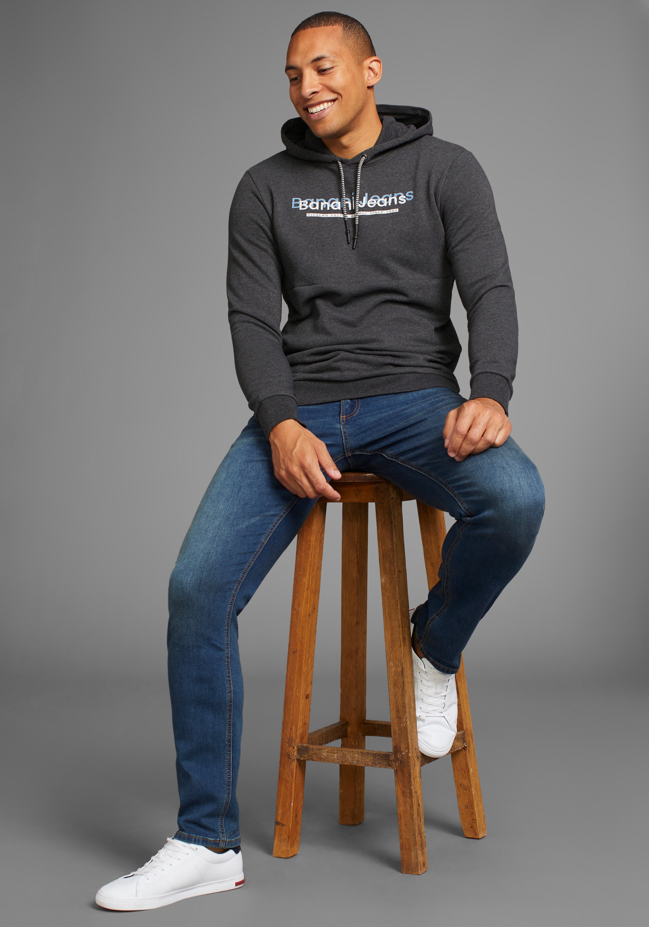 Bruno Banani Kapuzensweatshirt, mit modernem Print - NEUE KOLLEKTION