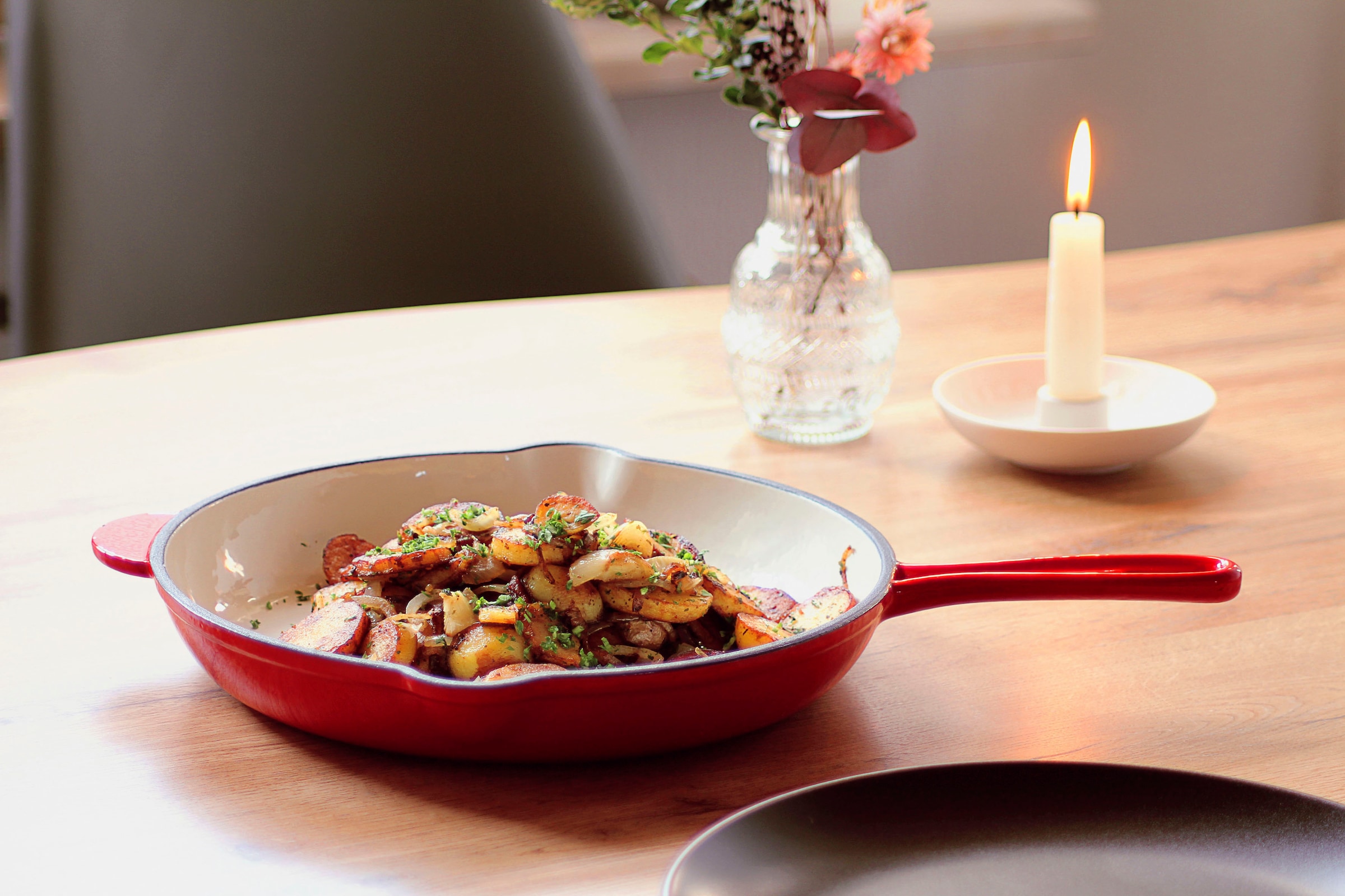 ECHTWERK Bratpfanne »mit Emaille-Beschichtung«, Gusseisen, Ausgießer, für Backöfen, Grill, BBQ und Induktion, Ø 26,5 cm