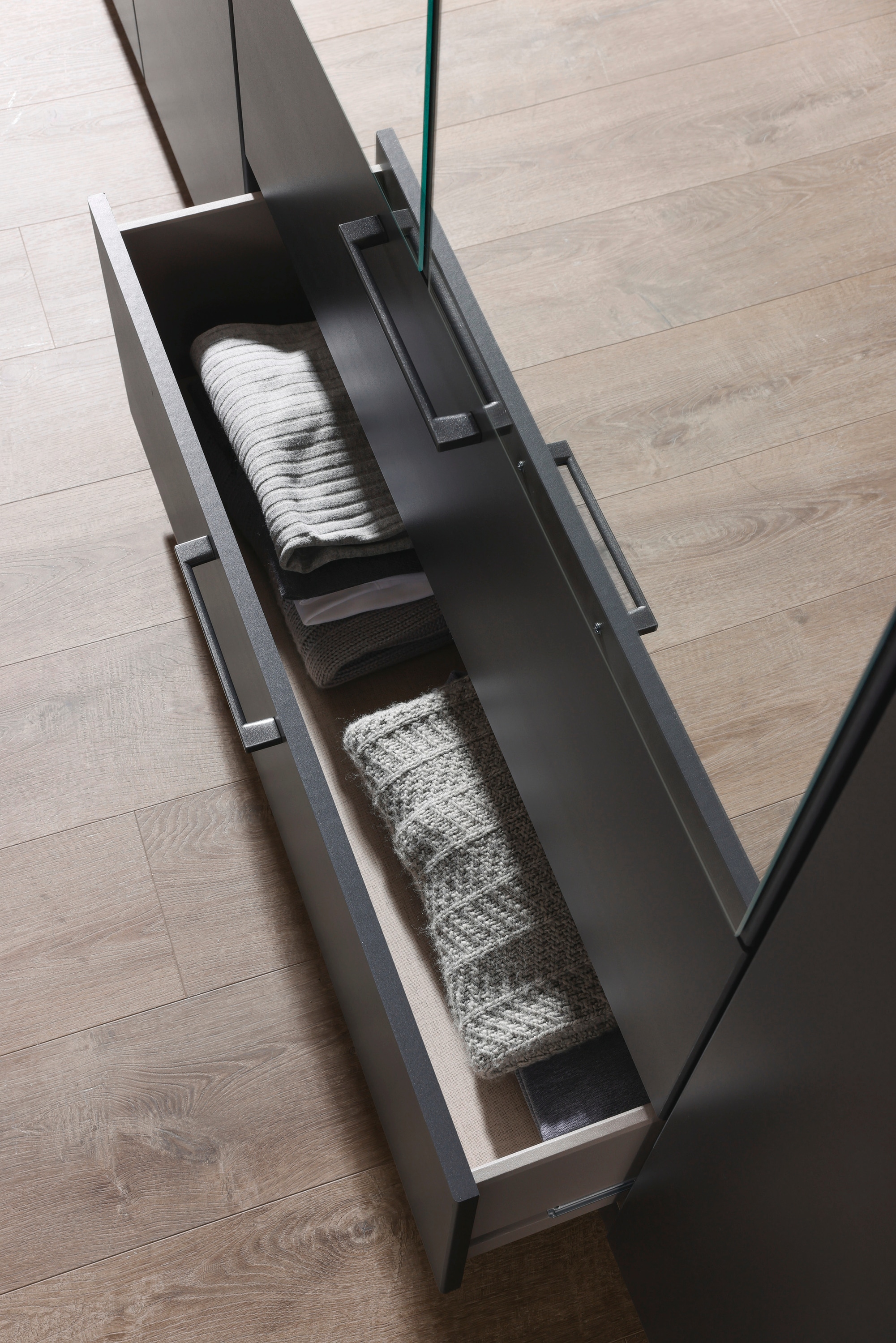 INOSIGN BY RAUCH Drehtürenschrank »Kleiderschrank Schrank Garderobe Wäscheschrank CHALLENGER«, mit Spiegeltüren und geräumigen Schubladen MADE IN GERMANY