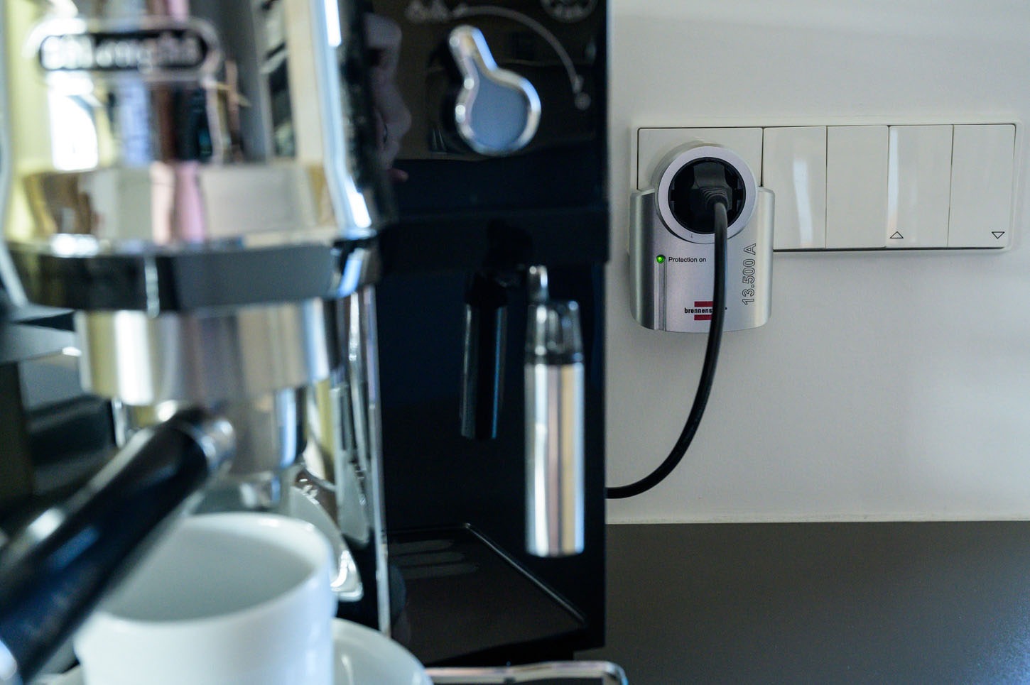 Brennenstuhl Adapter »Primera-Line Überspannungsschutzadapter 13.500 A«