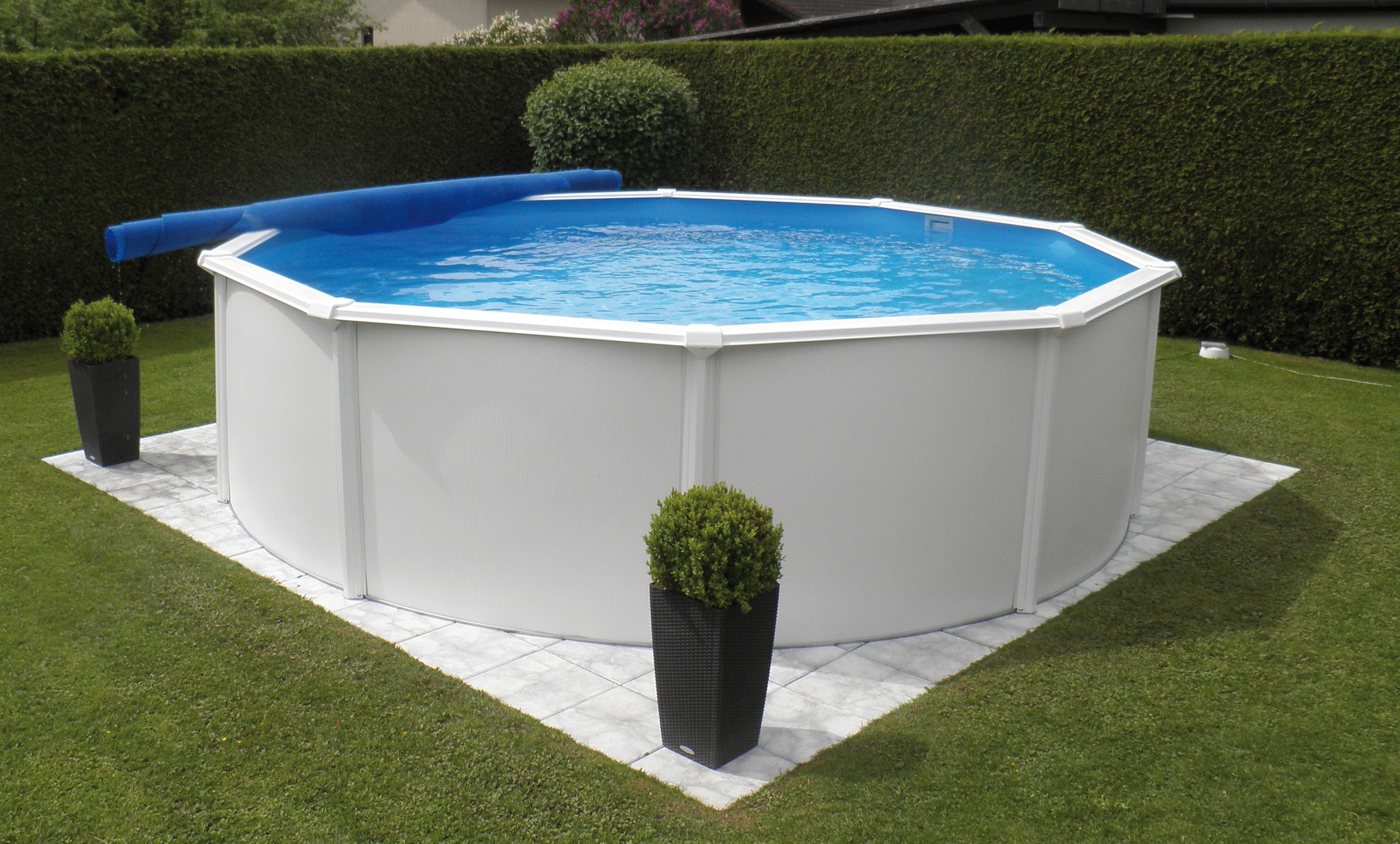 KWAD Rundpool »Supreme weiß inkl. Sicherheitsleiter und Zubehör«, (Set, 5 tlg.), 5-tlg., Höhe: 132 cm, blaue Innenfolie