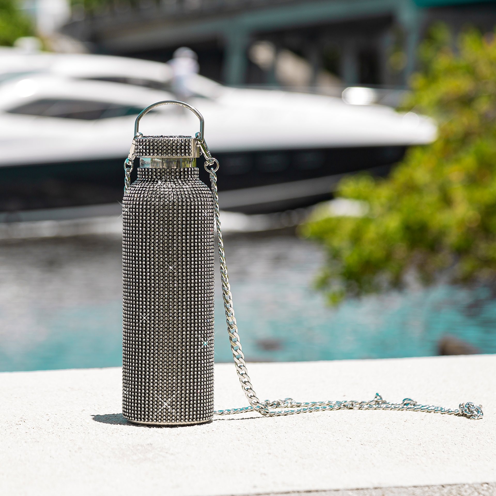 Paris Hilton Trinkflasche »Paris Hilton, Luxus Trinkgefäß mit über 5000 Strasssteinen«, (1 tlg.), Wasserflasche in Diamant-Optik, Luxusgetränkebehälter, aus Edelstahl