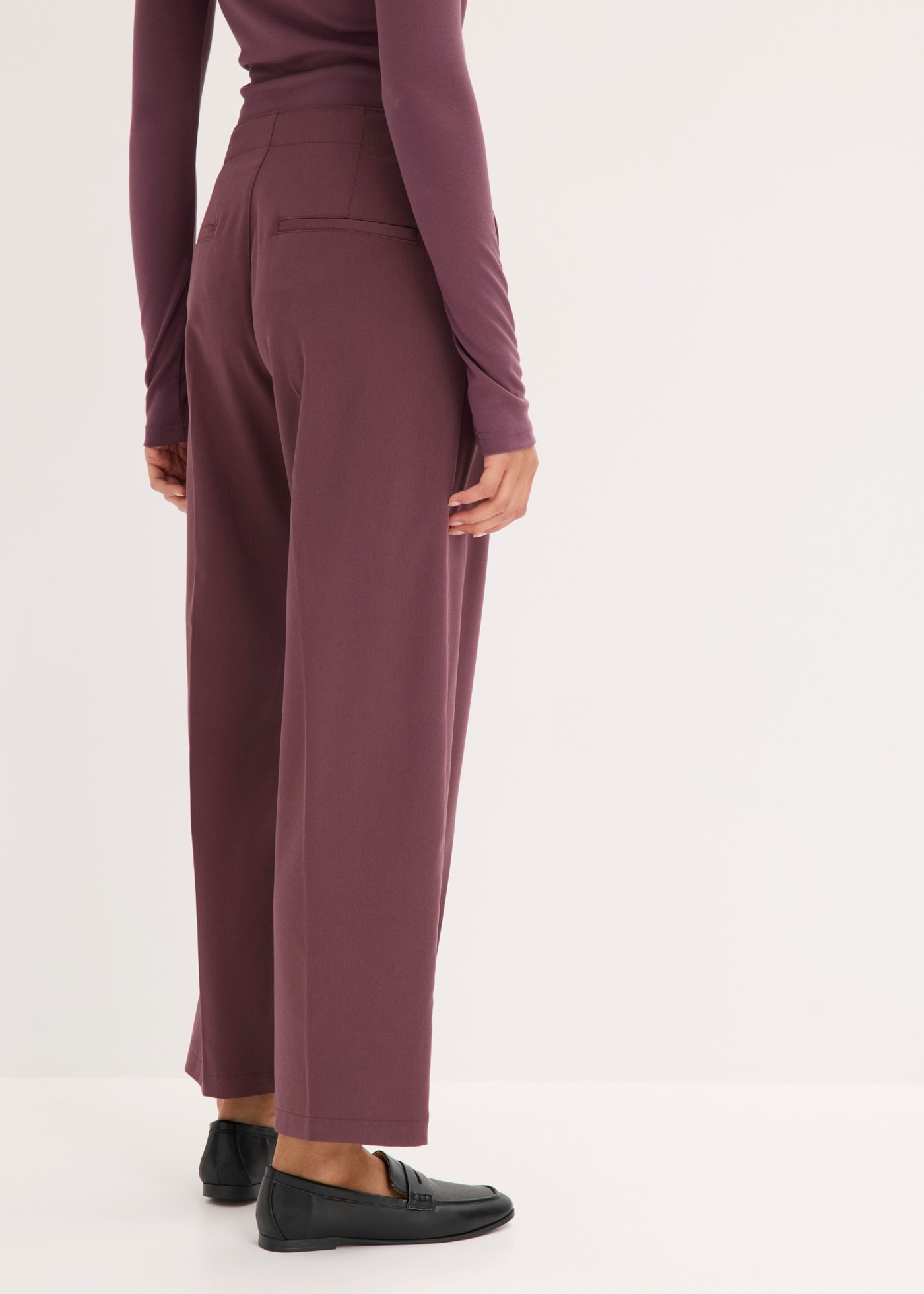 bonprix Bundfaltenhose  in kakaobraun, mit Bundfalten, Barrel-Schnitt, Loose Fit