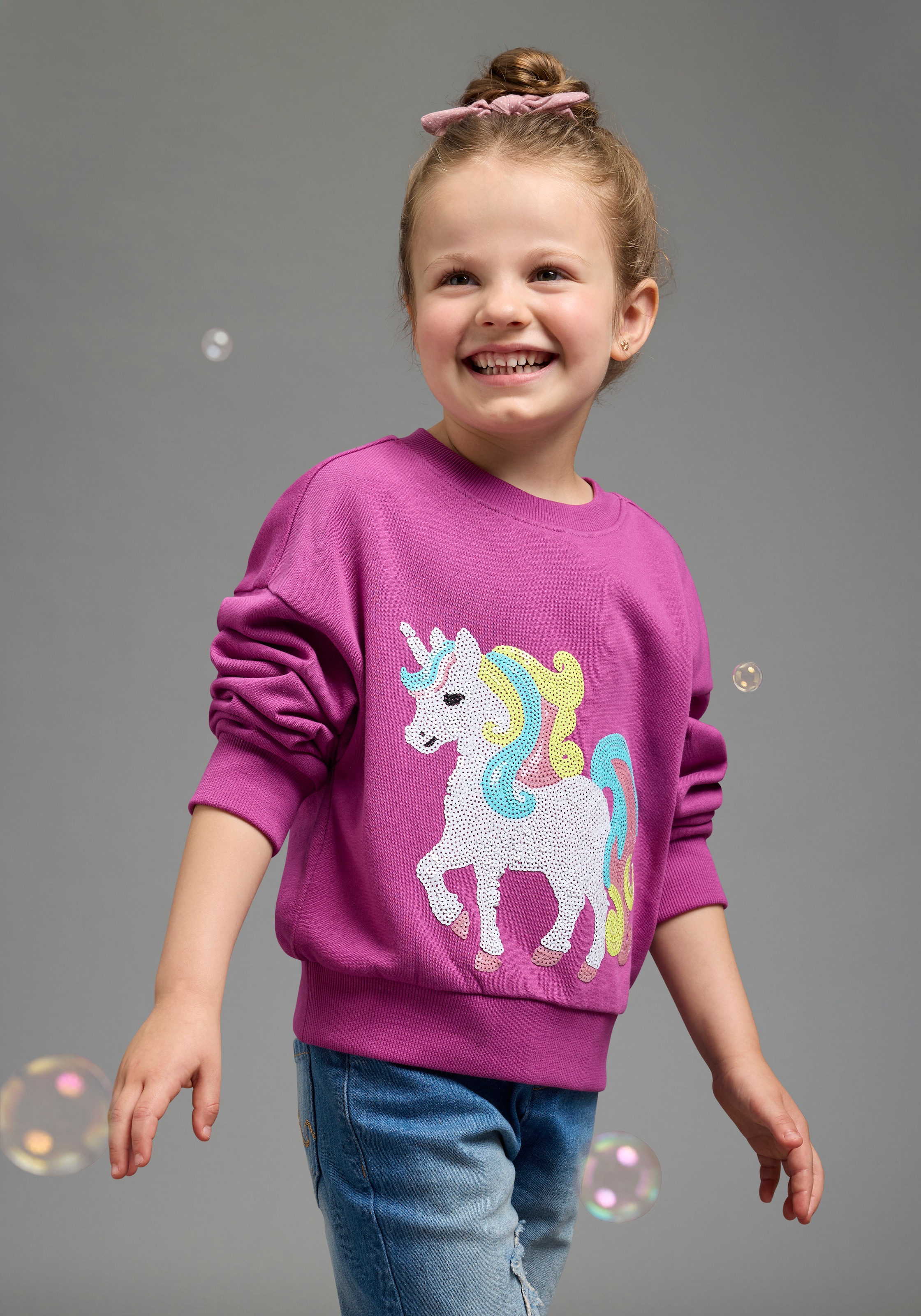 KIDSWORLD Sweatshirt »Einhorn-Applikation für kleine Mädchen«, Sweatshirt  mit schimmernden Pailletten-Applikationen
