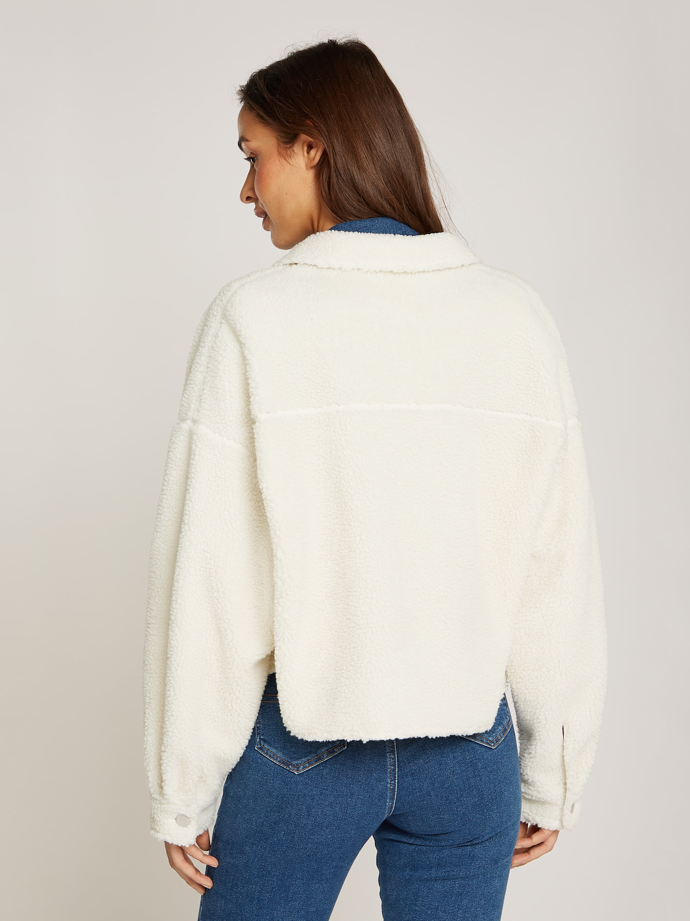 Tommy Jeans Curve Outdoorbluse »TJW TEDDY BADGE OVERSHIRT EXT«, in Großen Größen, mit Badge