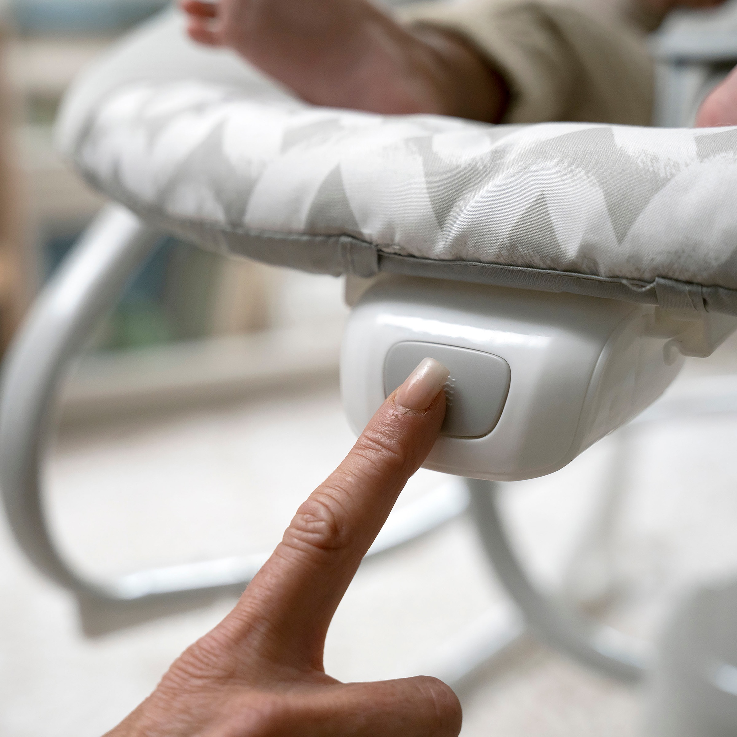ingenuity Babywippe »SimpleComfort Compact Soothing Swing & Rocker - Raylan«, mit Sound-Effekt