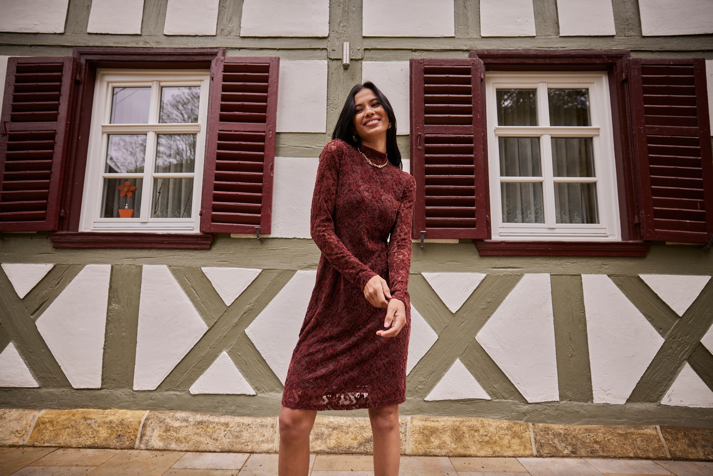 Aniston SELECTED Spitzenkleid mit transparenten Ärmeln - NEUE KOLLEKTION