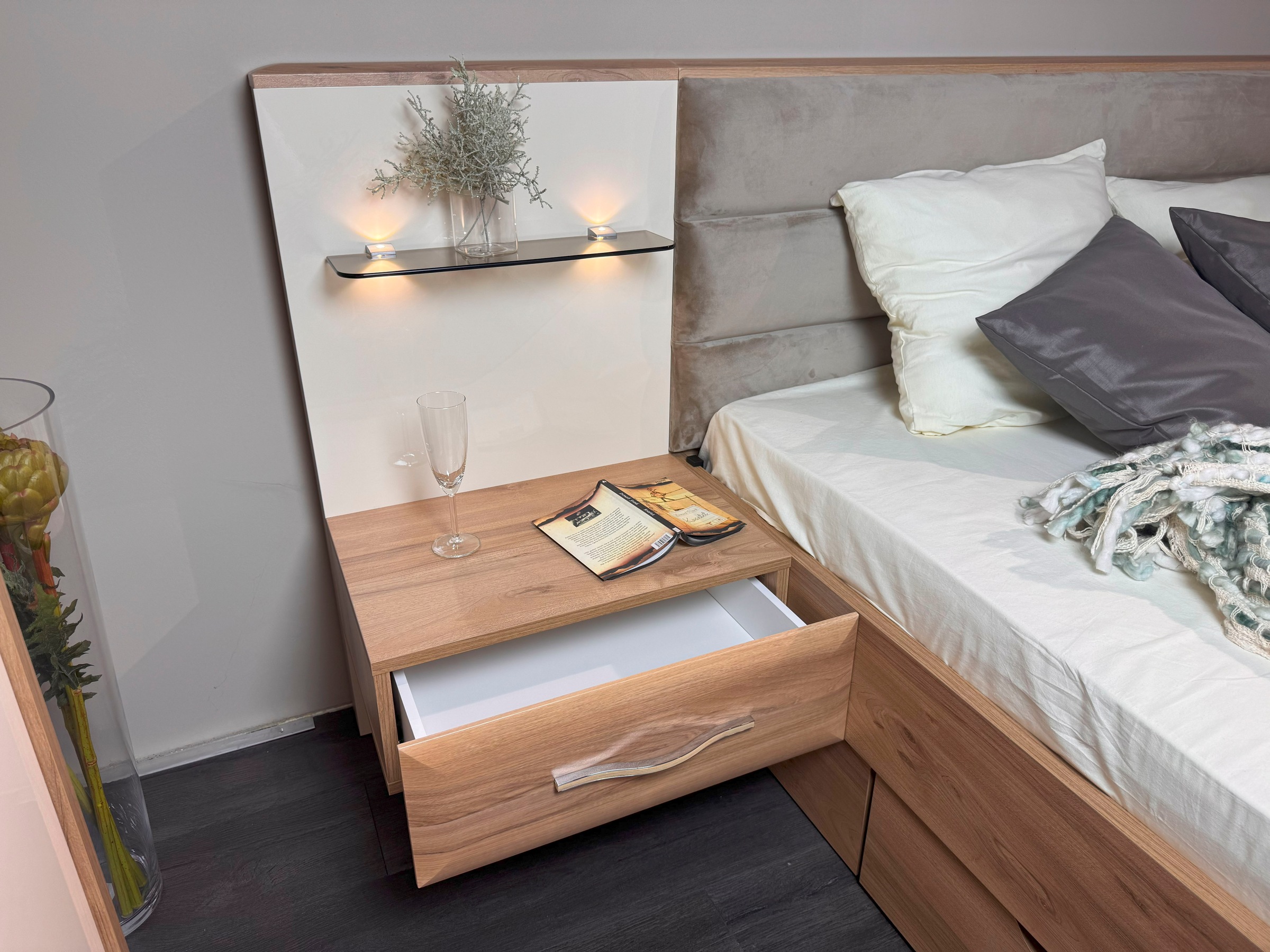 Home affaire Nachtkonsole »Gala, beige hochglänzend UV lackiert und melaminbeschichtet, kratzfest«, (Schublade mit Soft-Close-Funktion, 56x47x100cm (BxTxH), mit Beleuchtung,wahlweise rechte oder linke Bedienung,FSC-zertifiziert