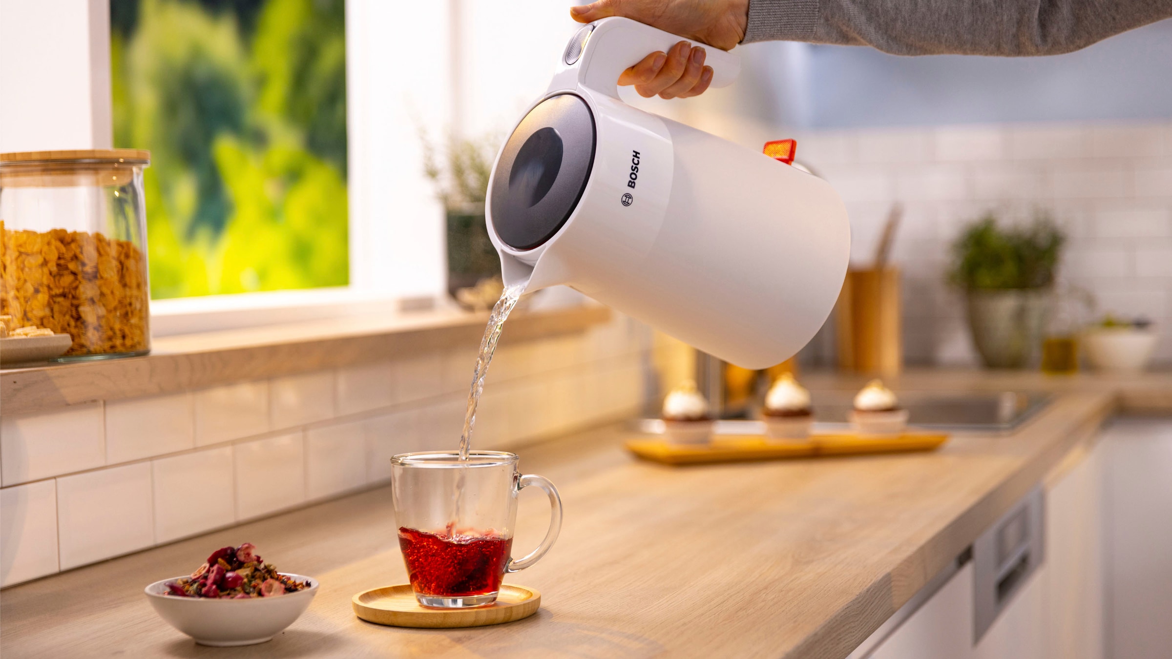 BOSCH Wasserkocher »MyMoment TWK2M161, Abschaltautomatik, Überhitzungschutz, Tassenanzeige«, 1,7 l, 2400 W, Stiftung Warentest Testsieger (2,2) Ausgabe 03/2025, weiß matt