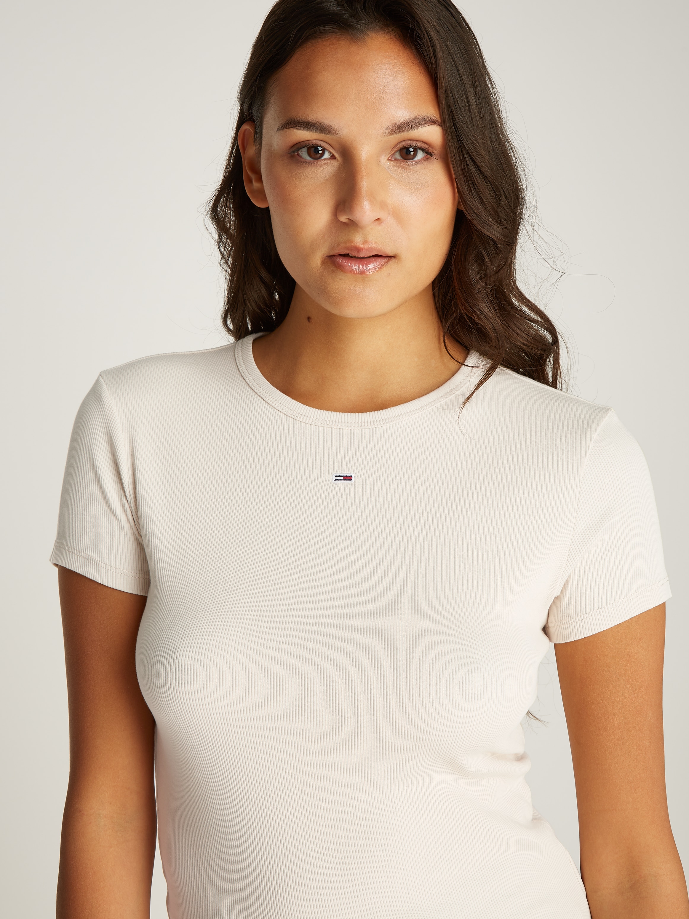 Tommy Jeans Kurzarmshirt »TJW ESSENTIAL RIB SHORT SLEEVE EXT« Baumwollmischung in gerippter Struktur, Slim Fit