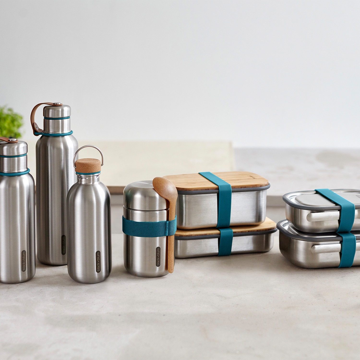 black+blum Isolierflasche »Insulated Bottle«, Edelstahl, Tragschlaufe aus Kunstleder, 500 ml