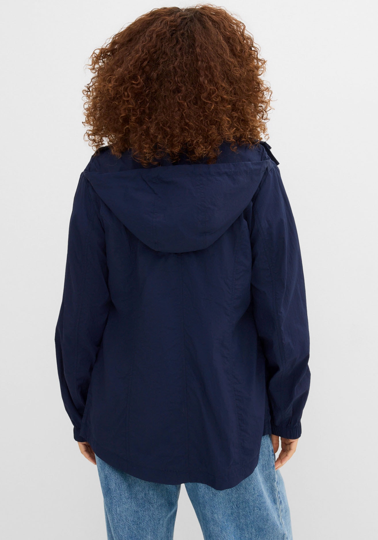 bonprix Allwetterjacke mit Kapuze sportlicher Stil, leichter Parka mit Kapuze, mit seitlichen Taschen