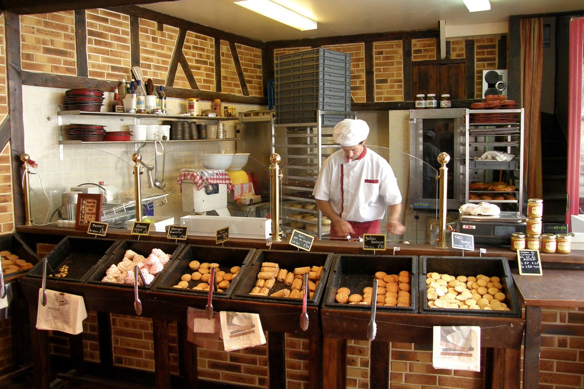 Papermoon Fototapete »BÄCKEREI-STEINWAND ZIEGELWAND HOLZ STRUKTUR BISTRO DE günstig online kaufen