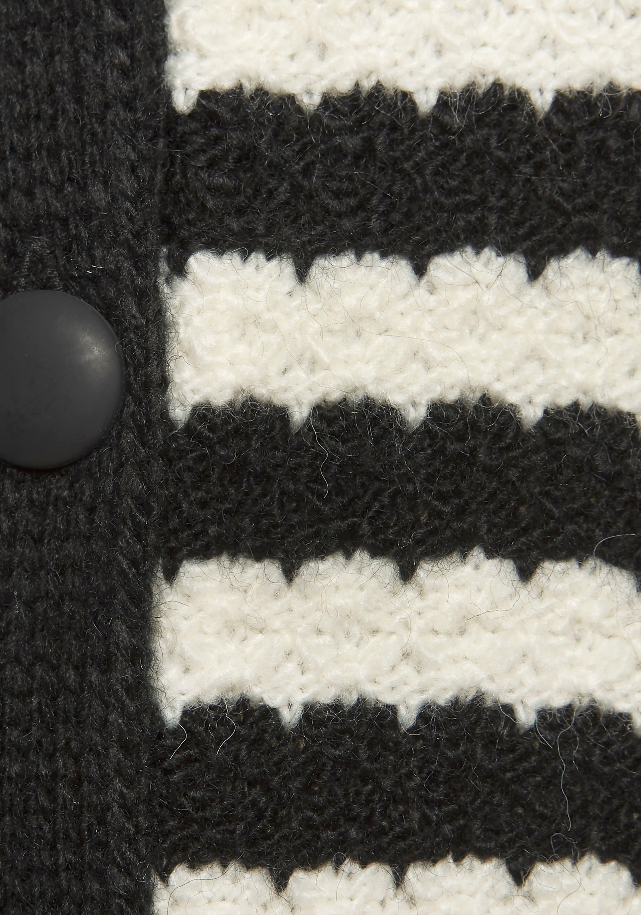 LASCANA Strickjacke, mit Streifenmuster, Kontrastbündchen, markante Knopfleiste