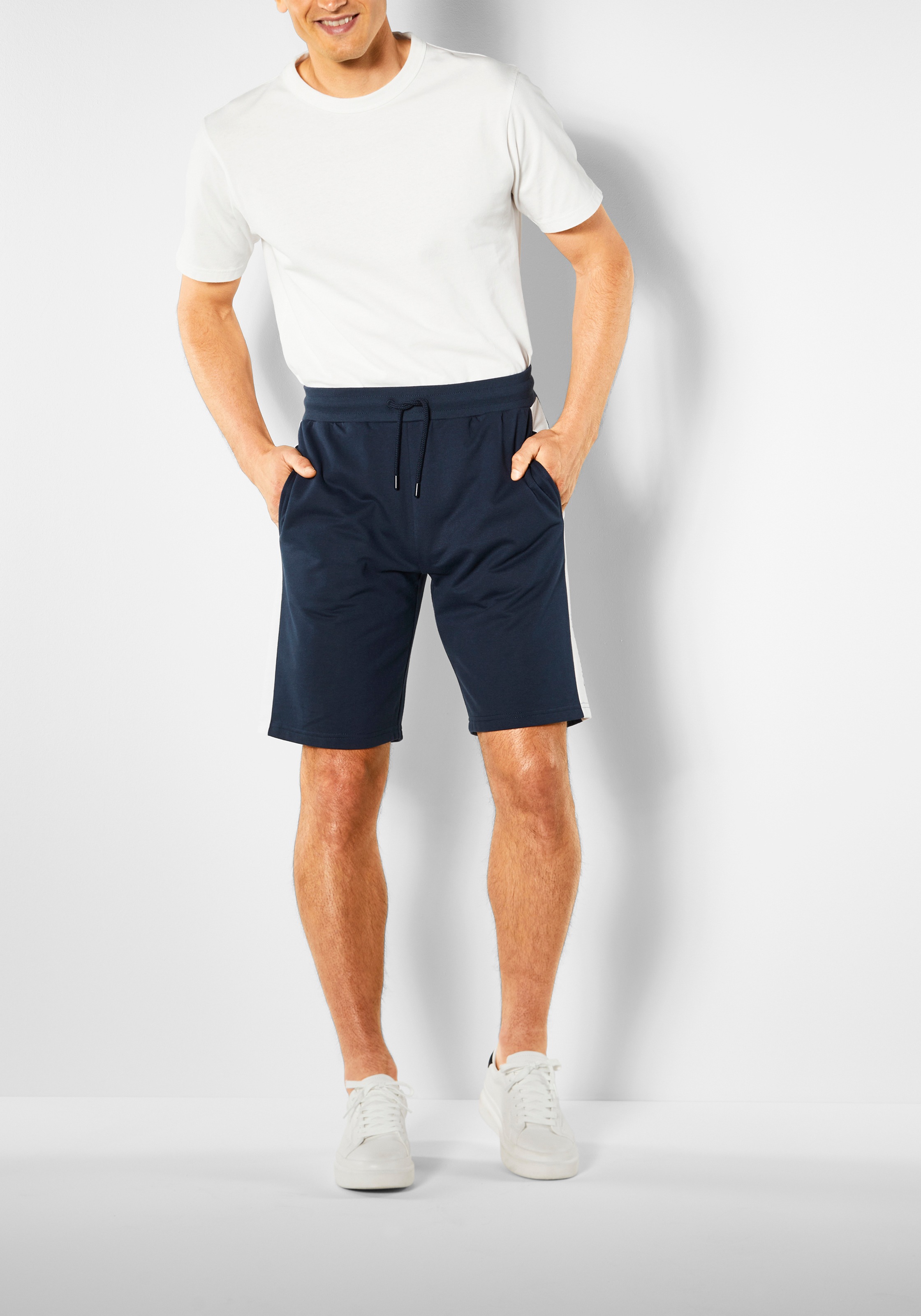 4. Bild von H.I.S Sweatshorts, seitlicher Streifen mit Logodruck
