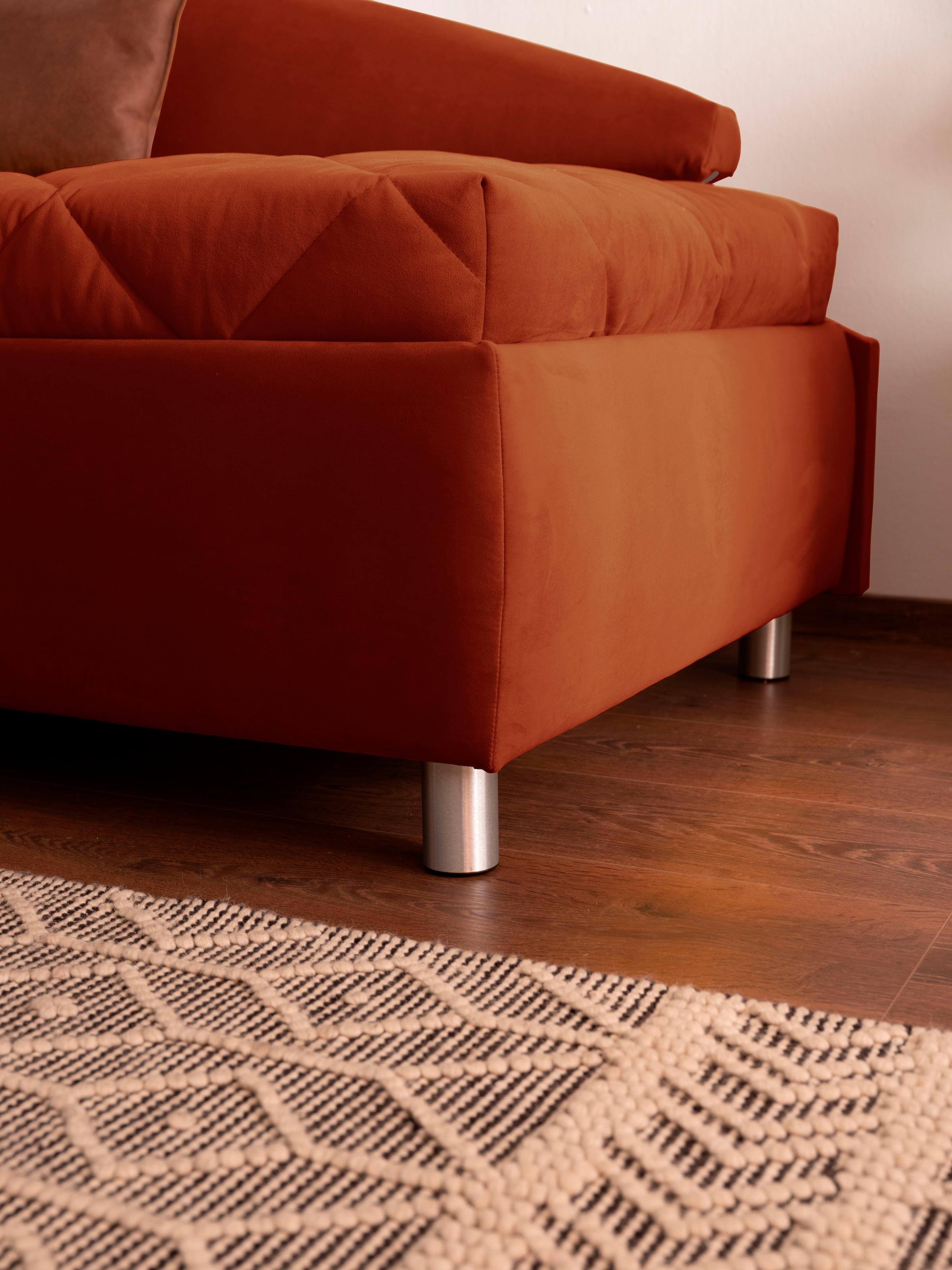alina Schlafsofa »Lindsay«, Bettkasten, Zierkissen-Set aus: 2 Stk. 40x40cm, 1 Stk. 30x30cm