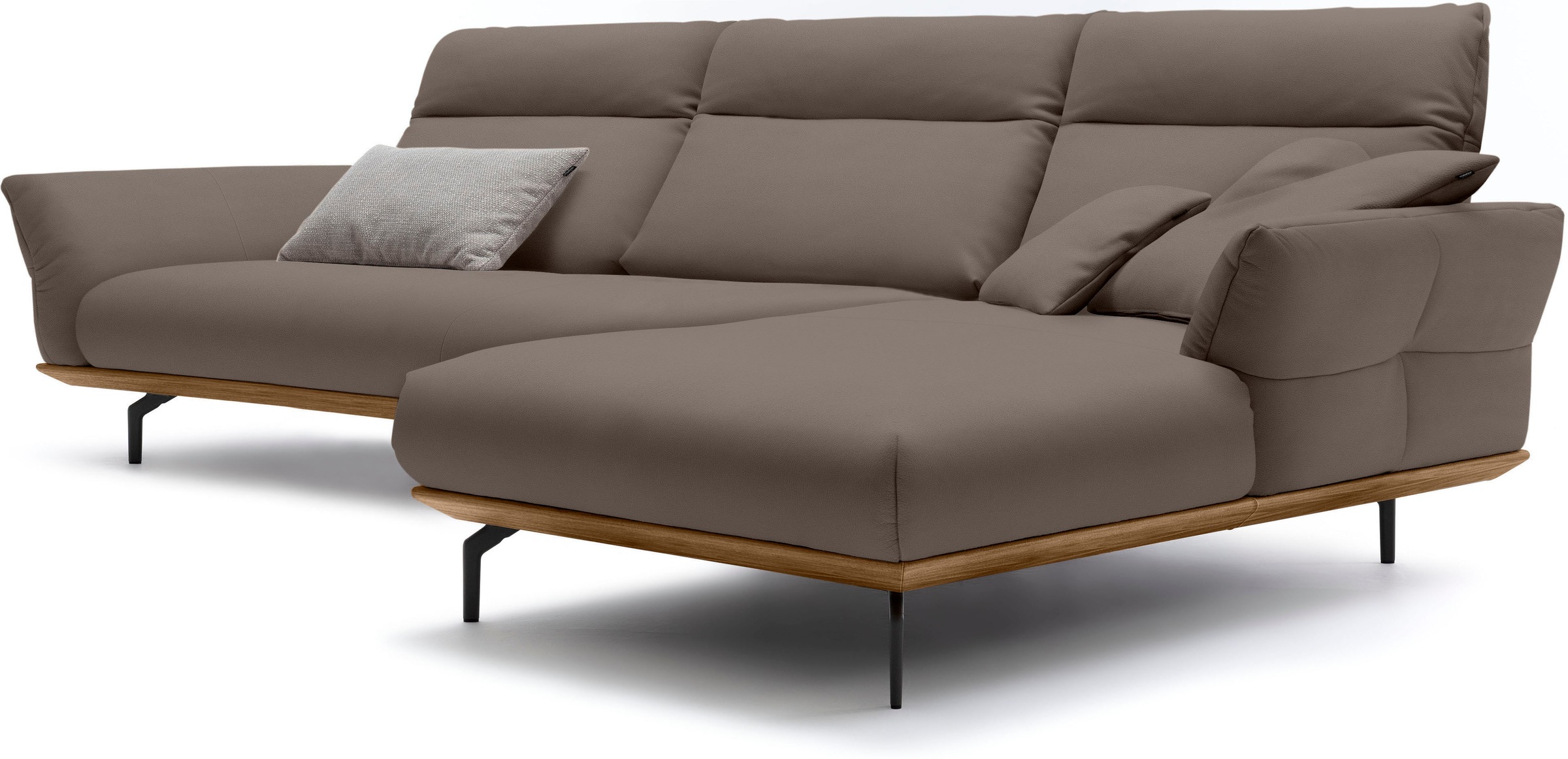 Creation BY ROLF BENZ Ecksofa »CR.460«, Sockel in Nussbaum, Winkelfüße in Umbragrau, Breite 338 cm